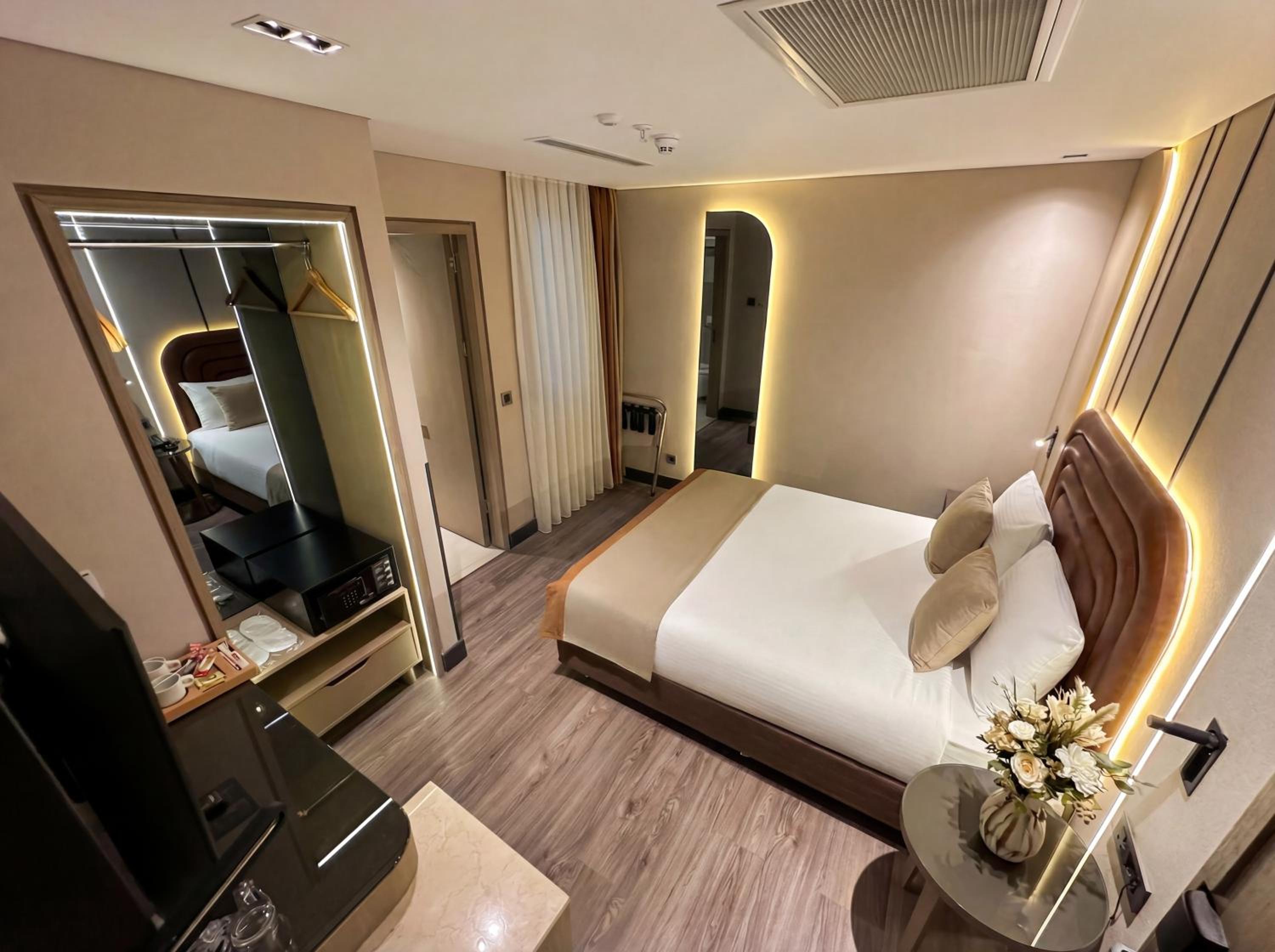  Standard King Room (No-View) photo 2