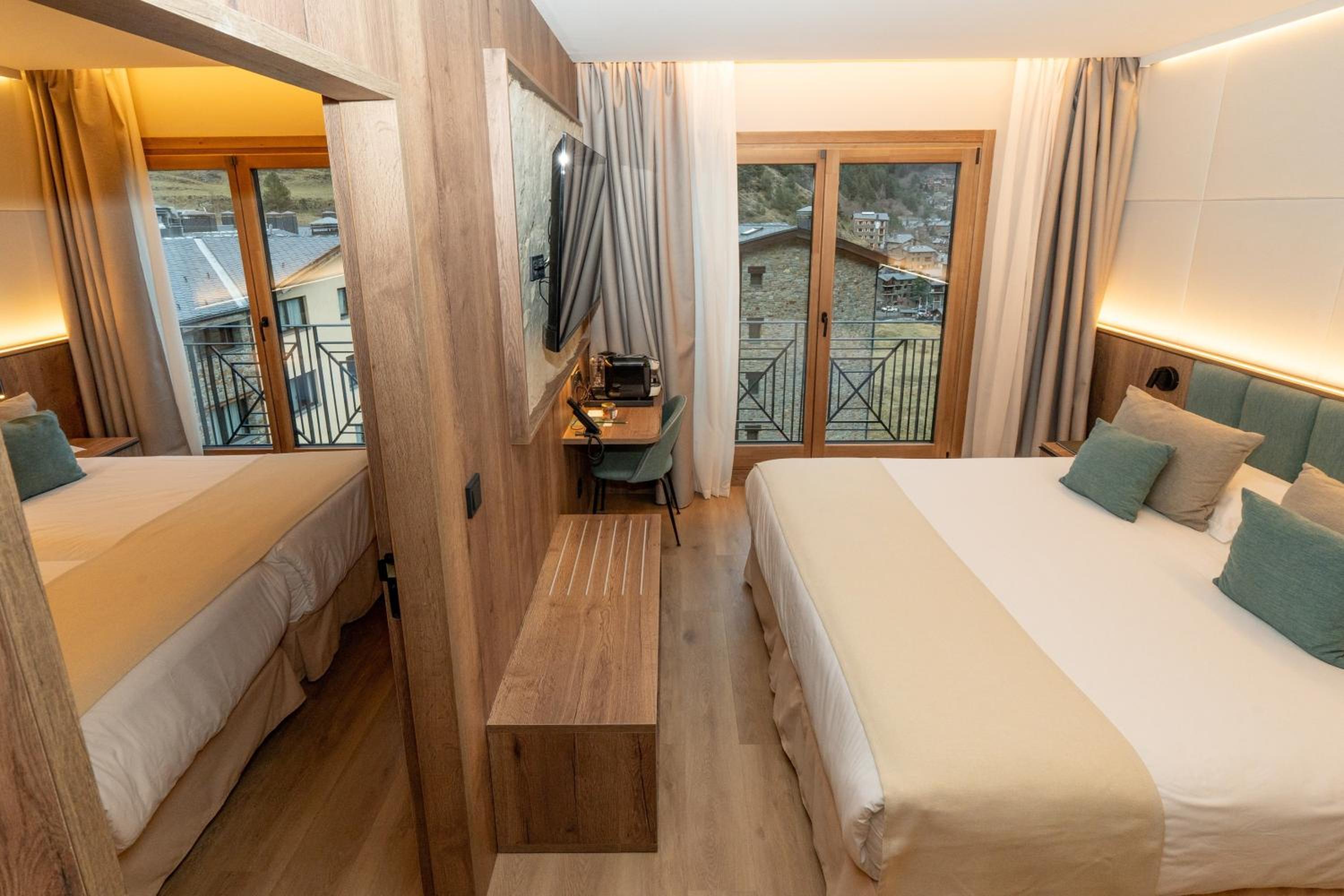 Quadruple Room with Mountain View photo 3