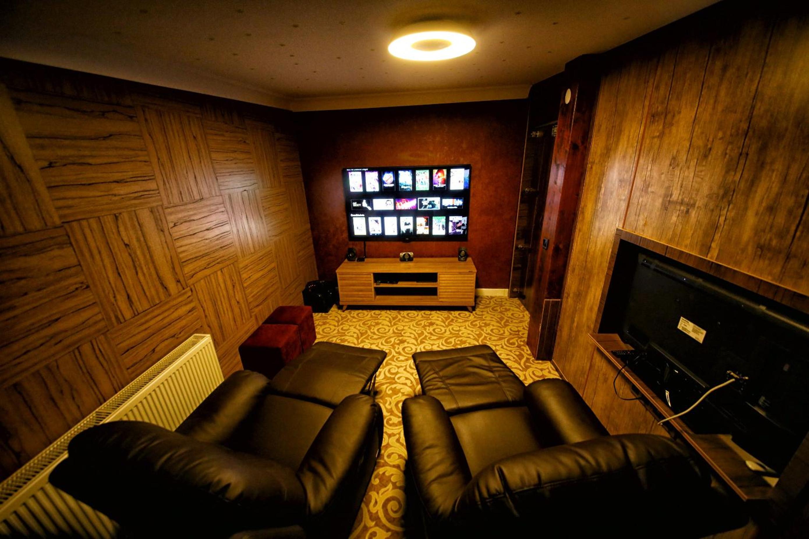 Presidential Suite with Spa Bath and Cinema Room photo 1