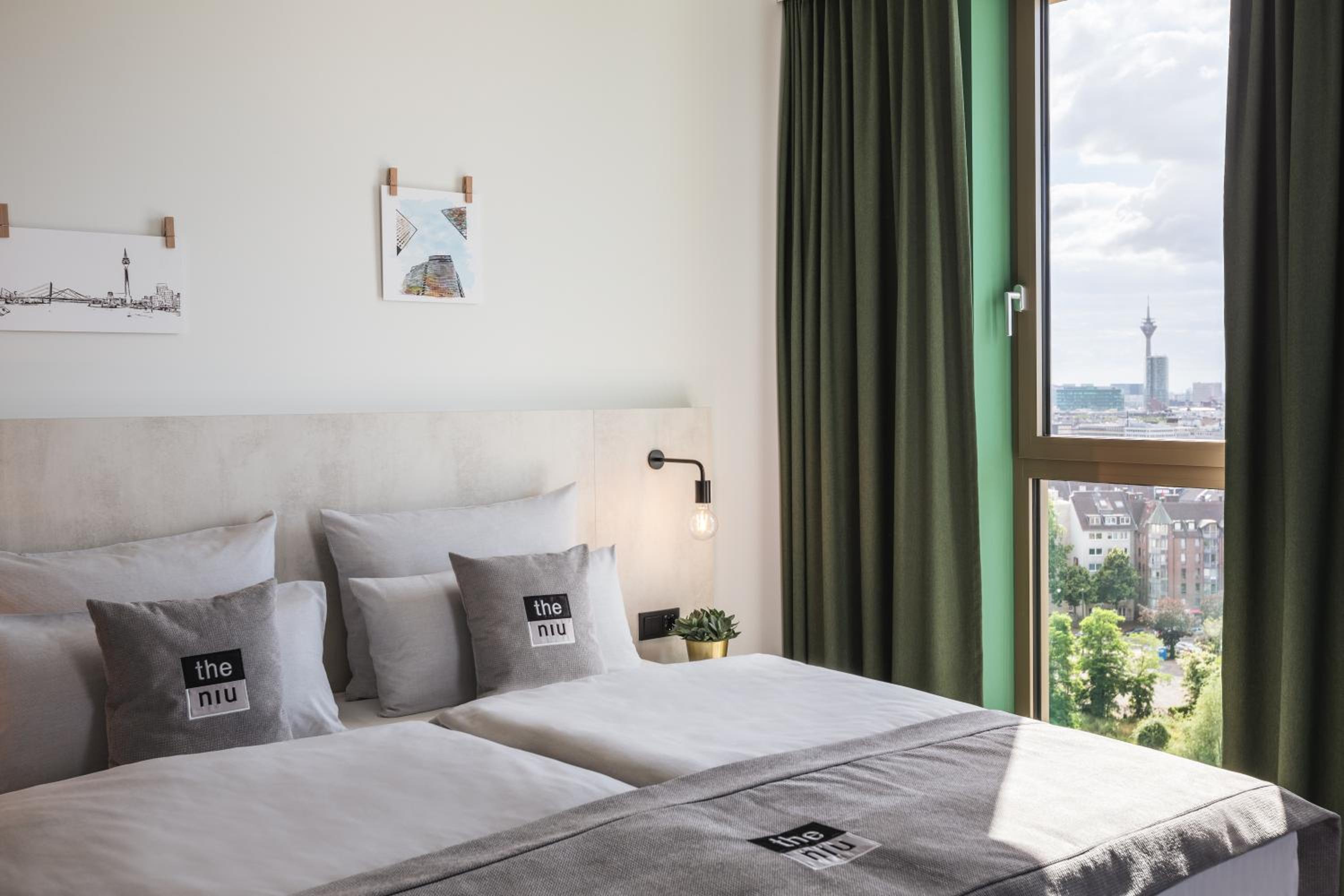 Premium Queen Room with sofa bed - Photo 7