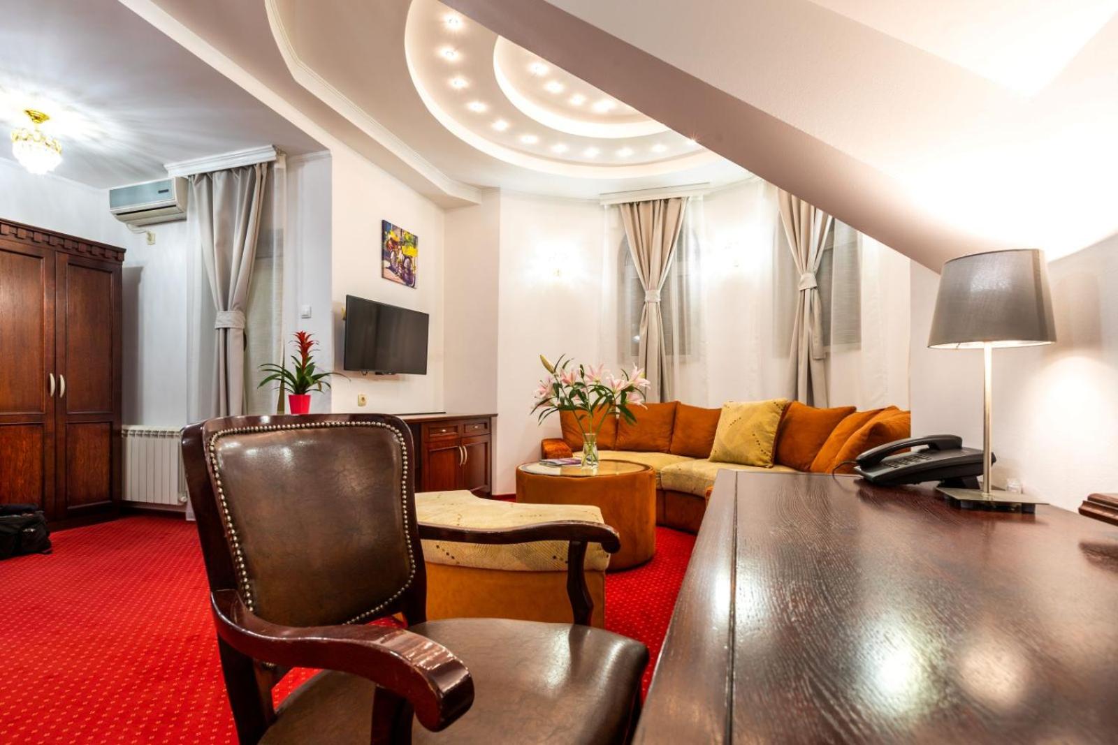 Deluxe Double Room with Balcony photo 3