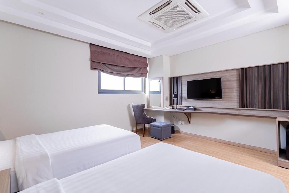 Superior Twin Room with City View - Photo 6