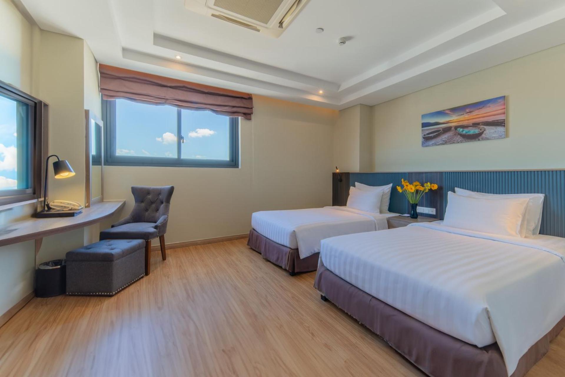 Superior Twin Room with City View - Photo 4
