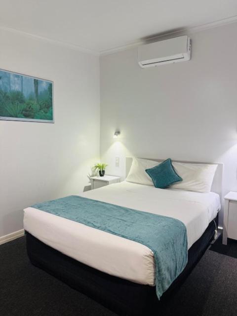 Queen Room photo 2