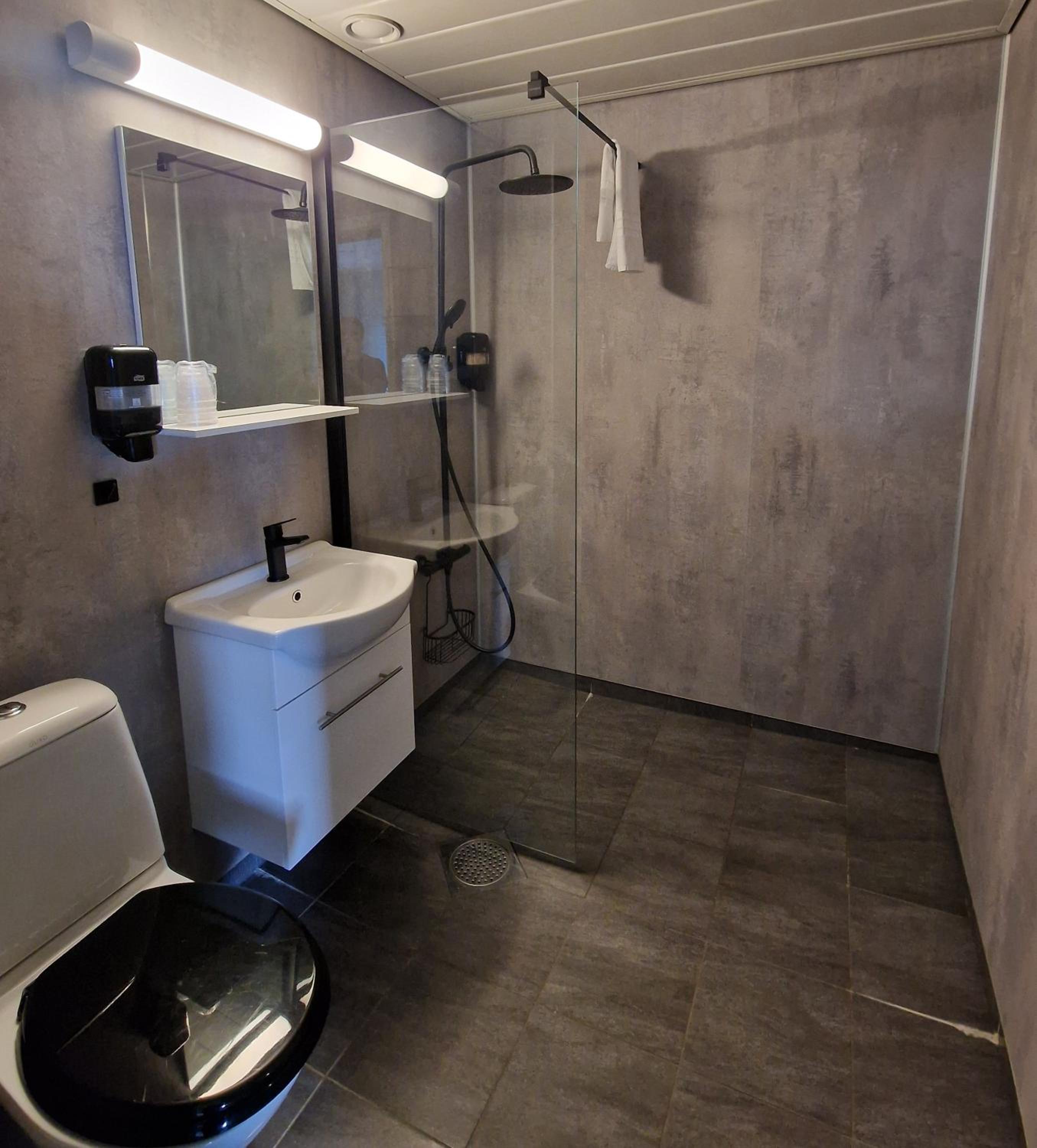 One-Bedroom Suite - Photo 2