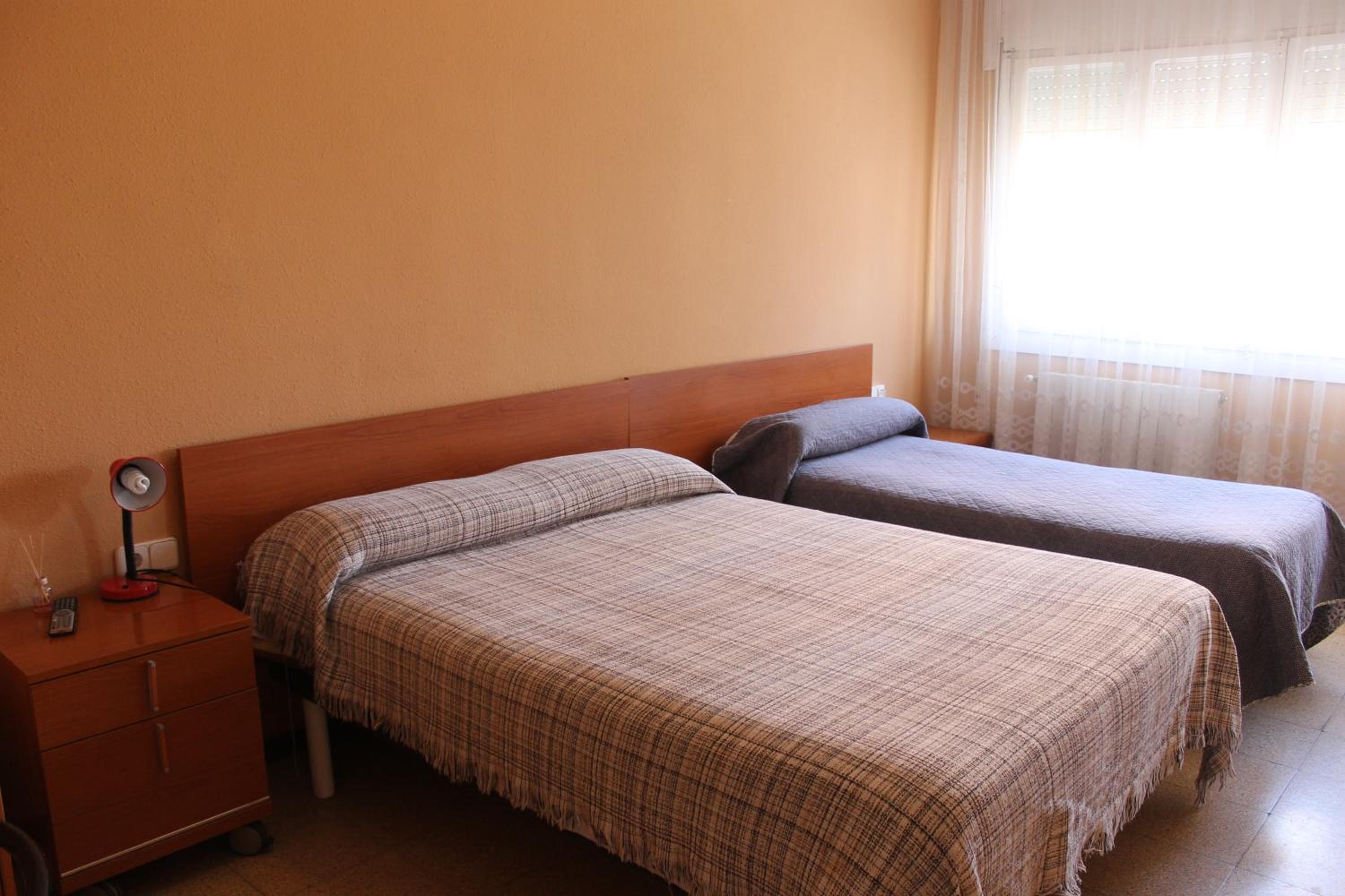 Basic Triple Room with Shared Bathroom photo 2