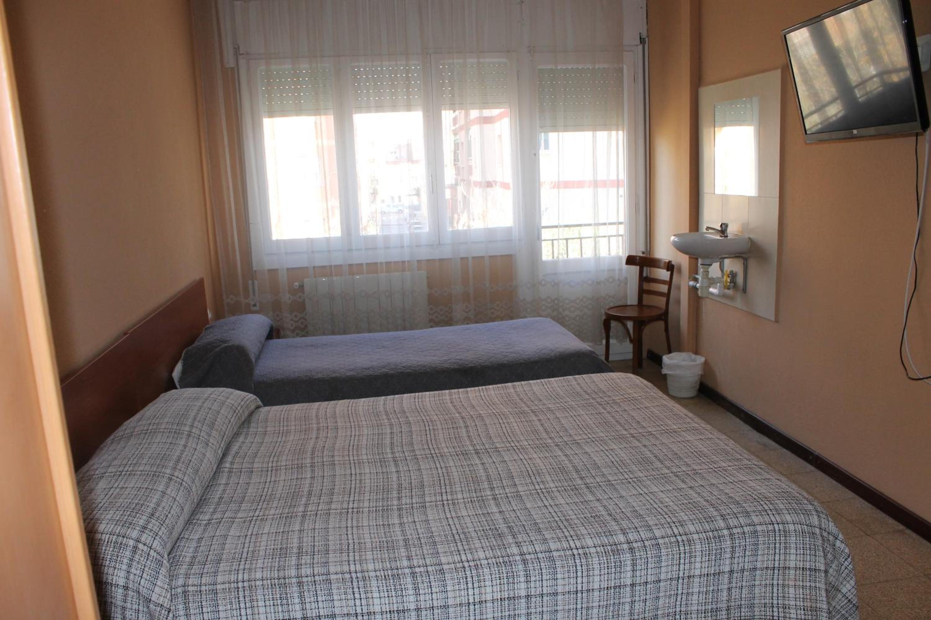 Basic Triple Room with Shared Bathroom photo 3