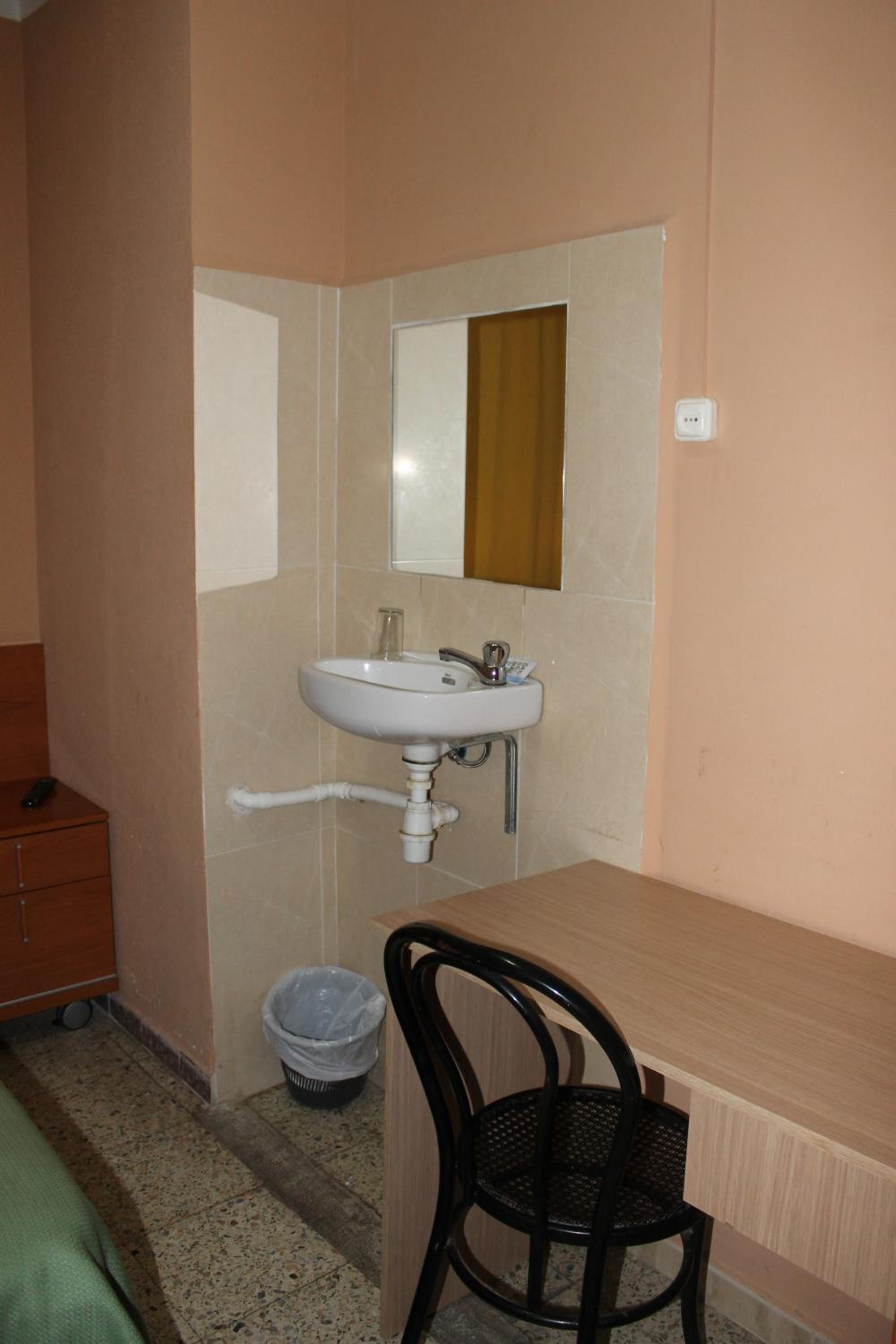 Single Room with Shared Bathroom photo 2