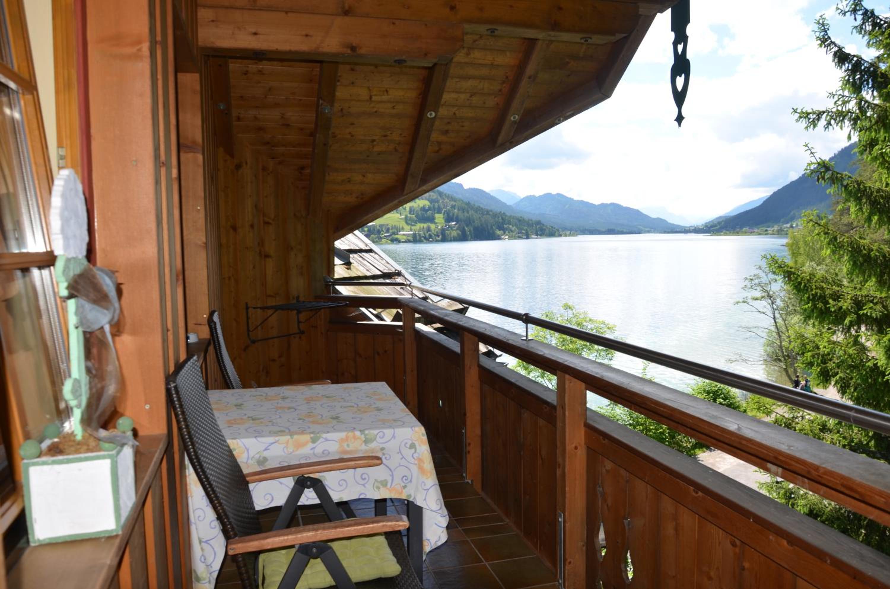 One-Bedroom Apartment with Lateral Lake View photo 3