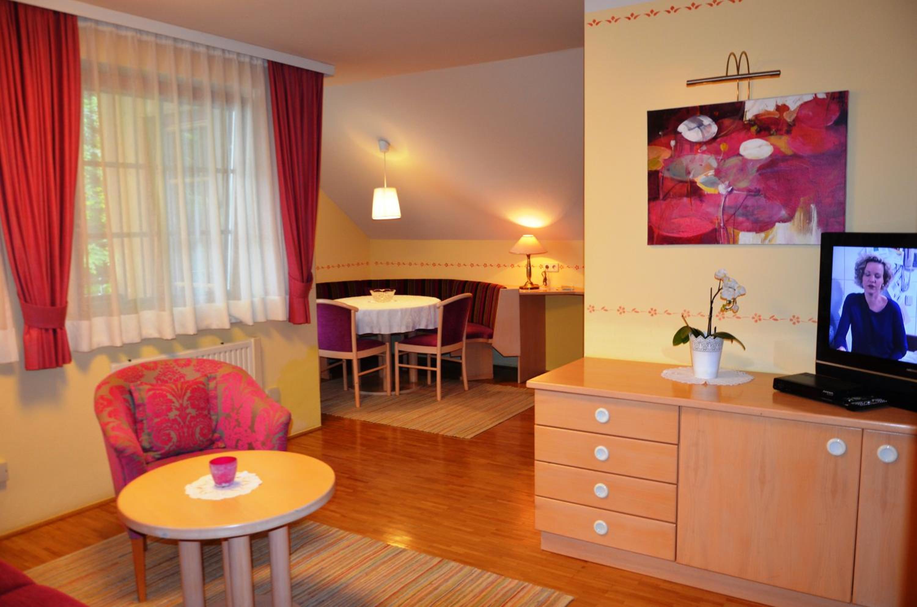 One-Bedroom Apartment with Lateral Lake View photo 1