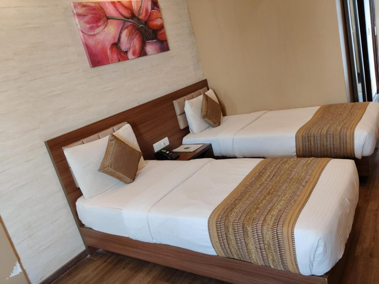 Twin Room with Private Bathroom photo 2