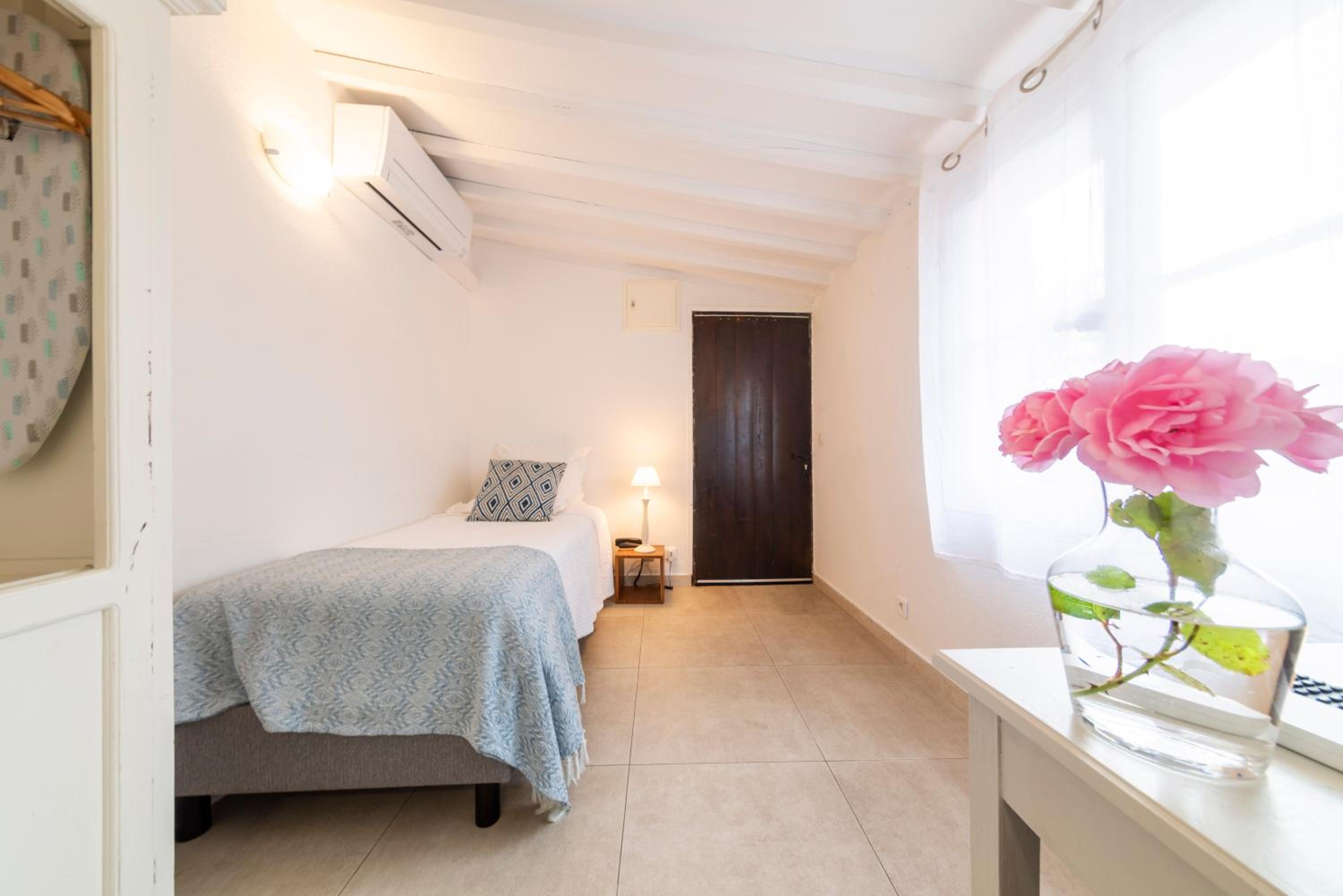Small Single Room - Photo 5