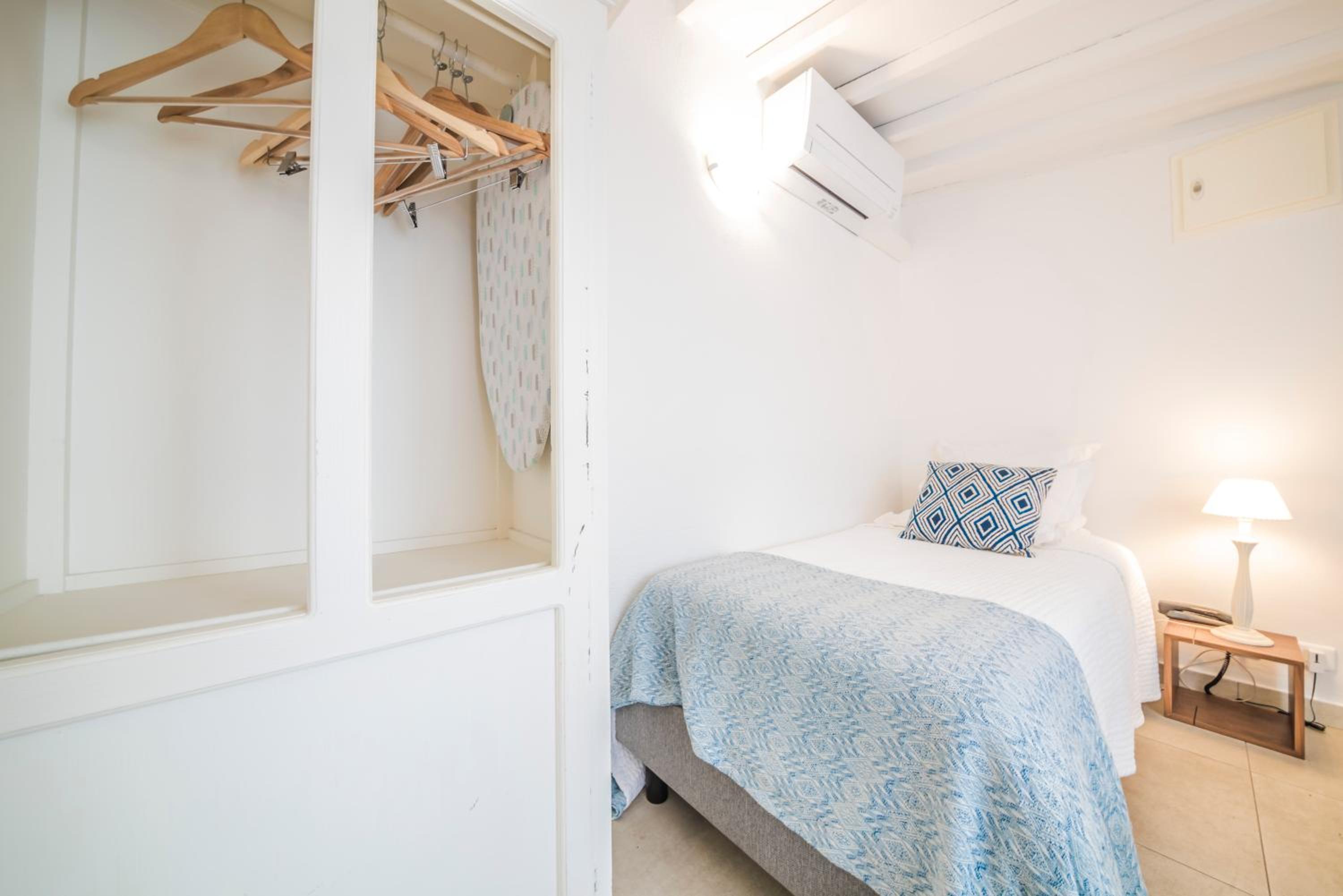 Small Single Room - Photo 2