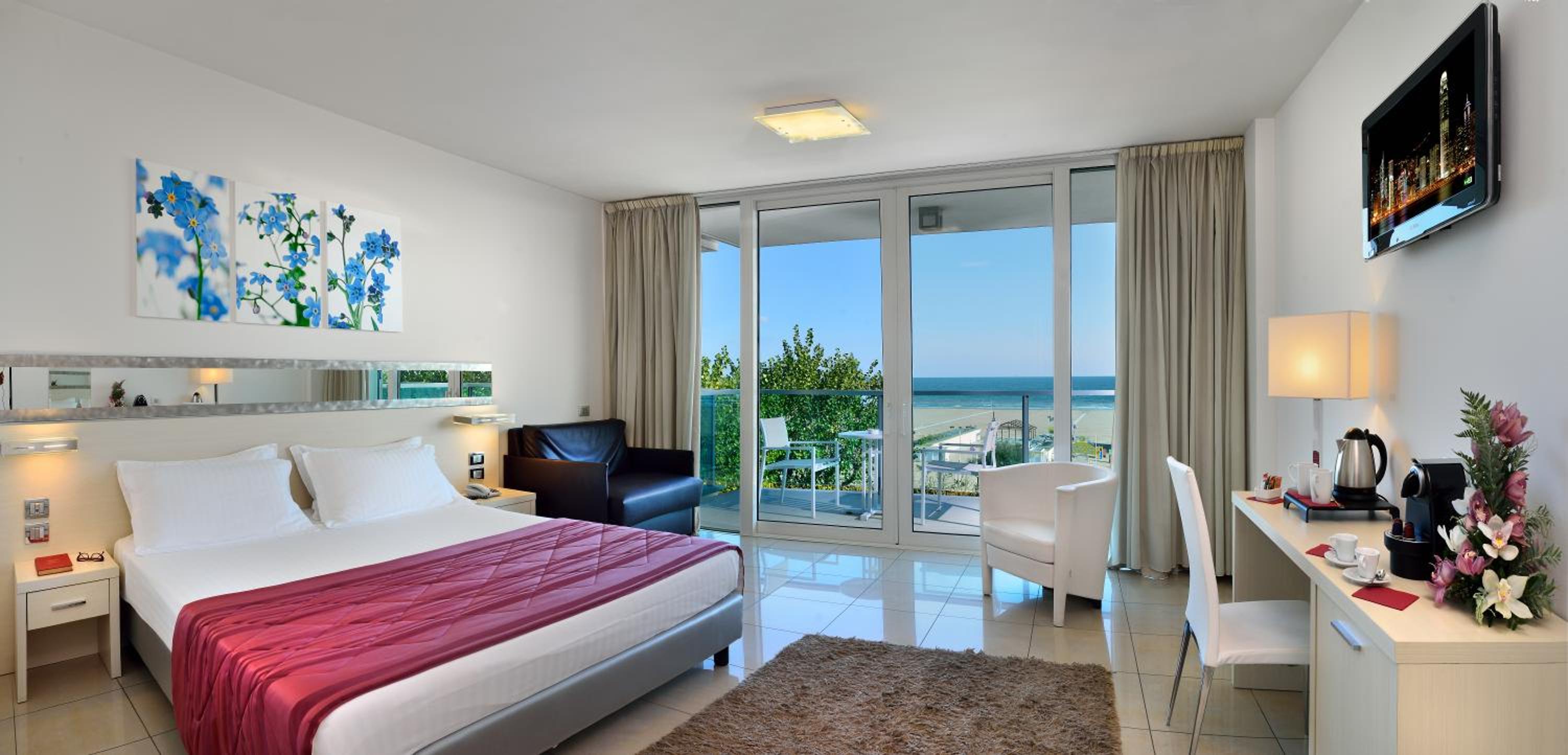 Privilege Room with 1 Double Bed and 1 Single Bed, Sea Front - Photo 1