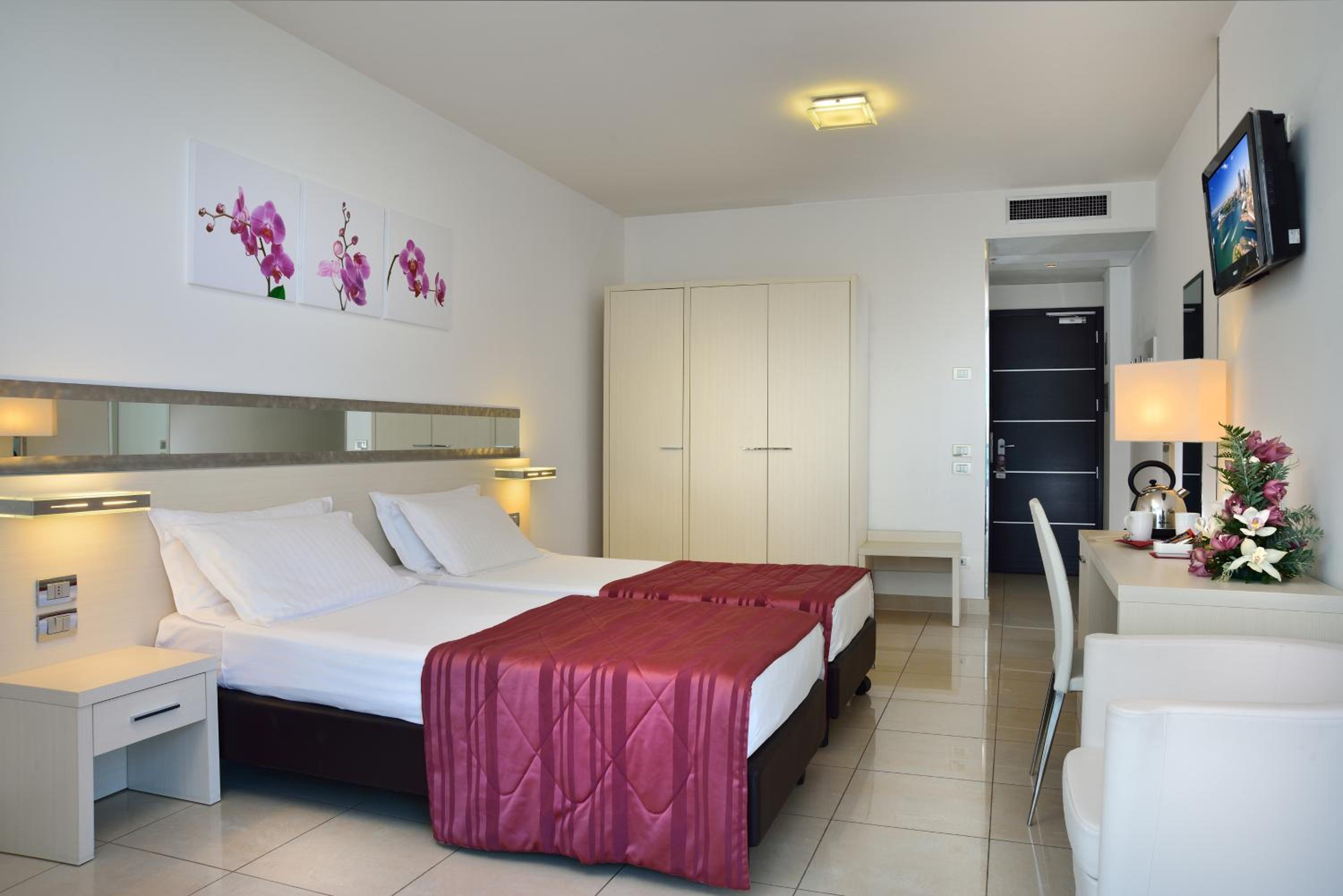 Classic Twin Room with Balcony with side sea view - Photo 5