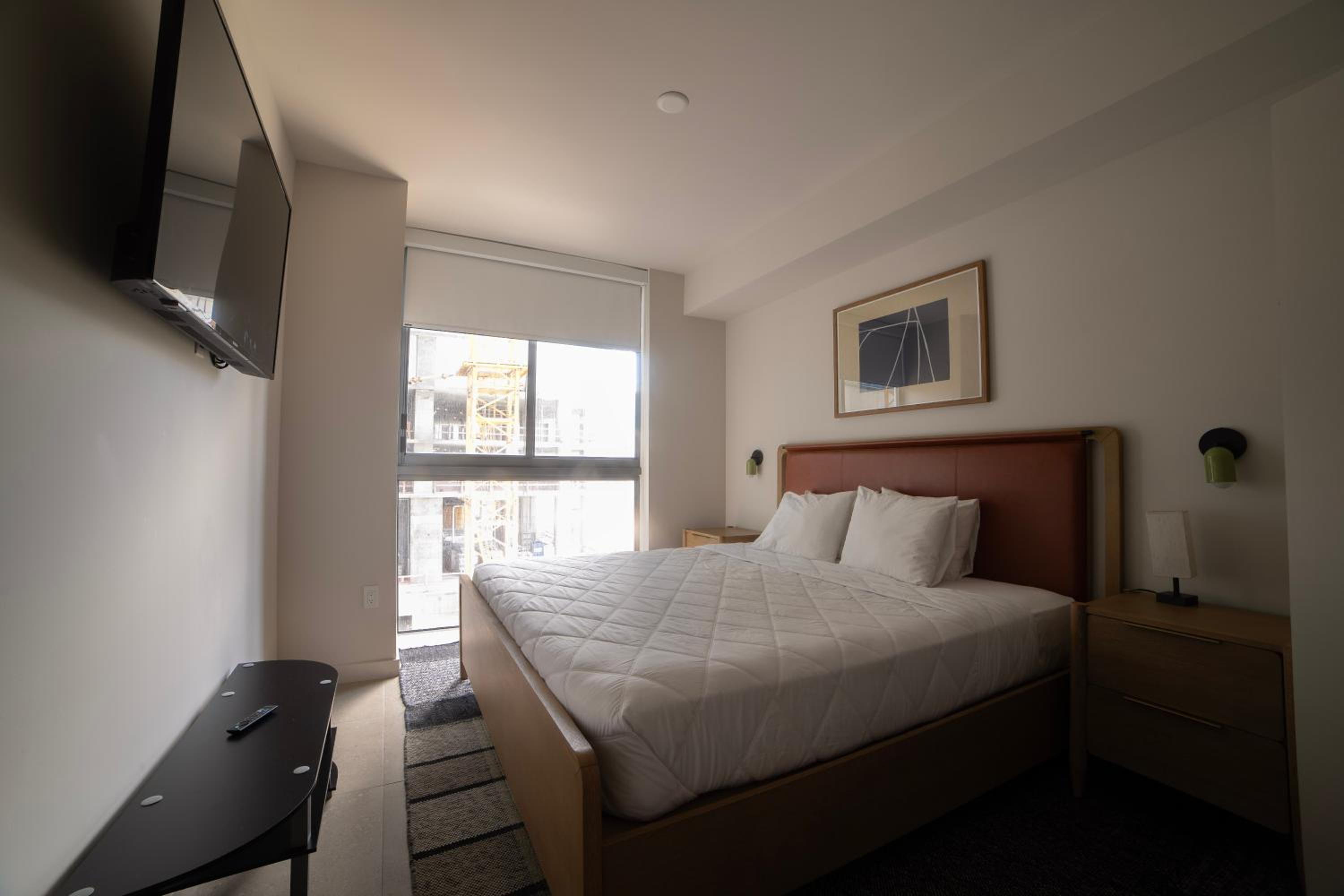 One-Bedroom Apartment with Balcony and City View photo 3
