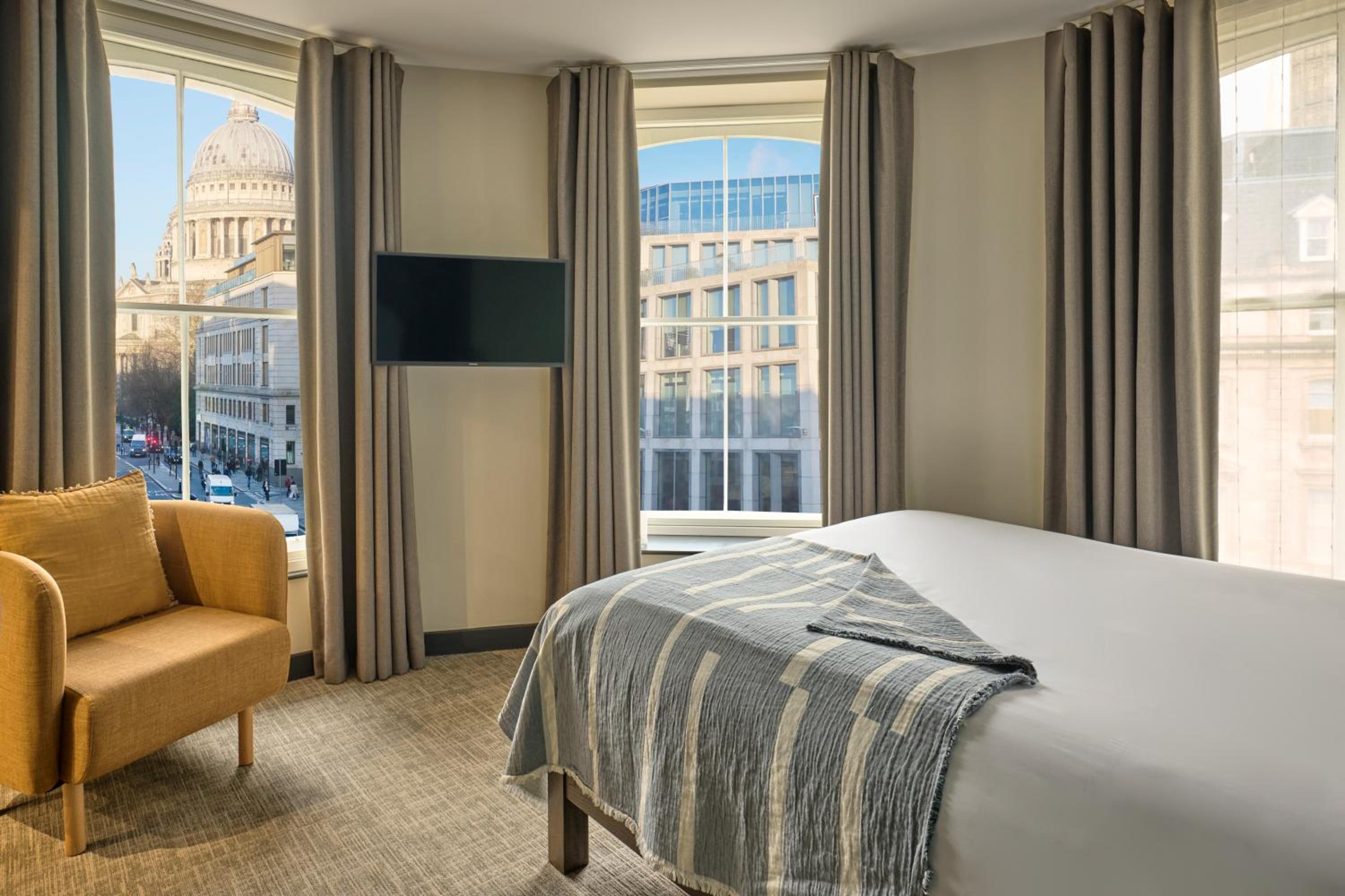 One Bedroom Apartment St Paul’s View thumbnail 5