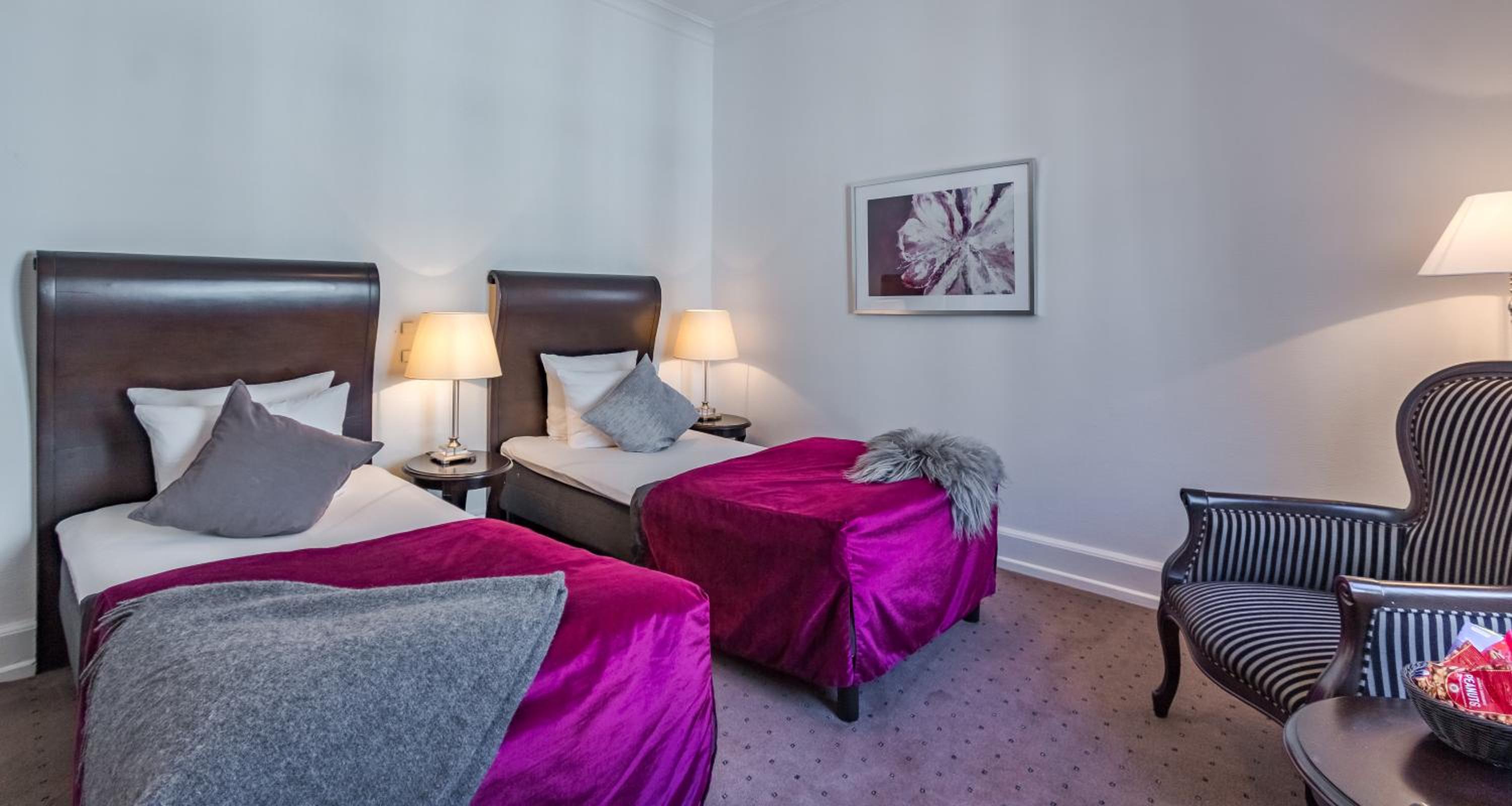 Standard Twin Room thumbnail 6