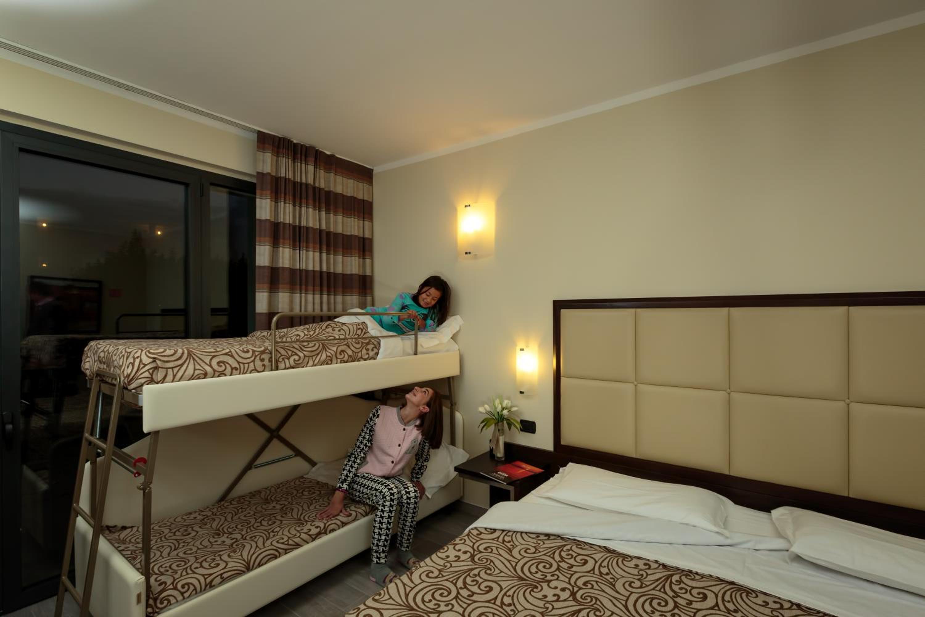 Economy Quadruple Room - Photo 10