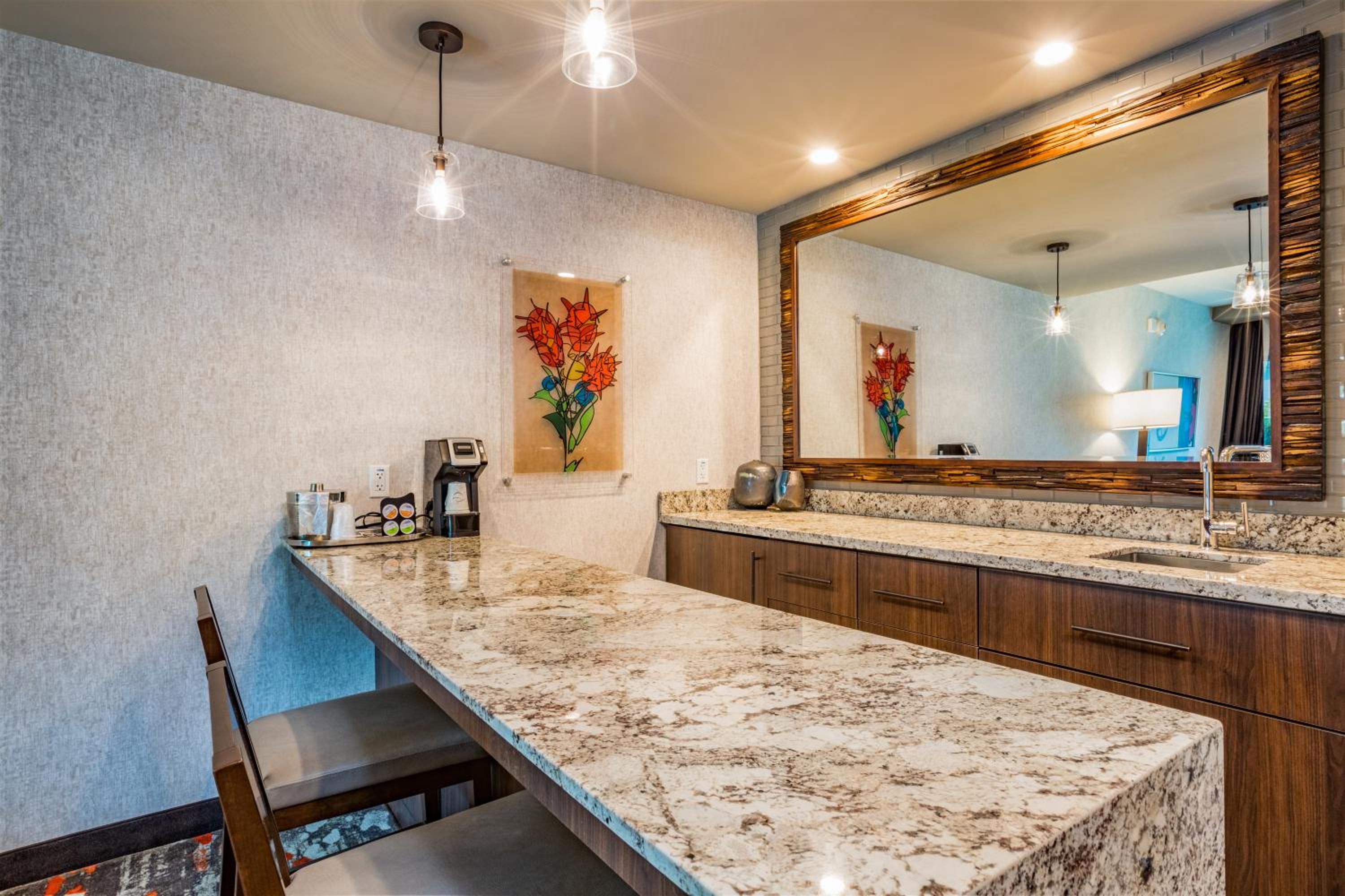 King Miko Suite with Roll-in Shower - Mobility and Hearing Accessible/Non-Smoking photo 3