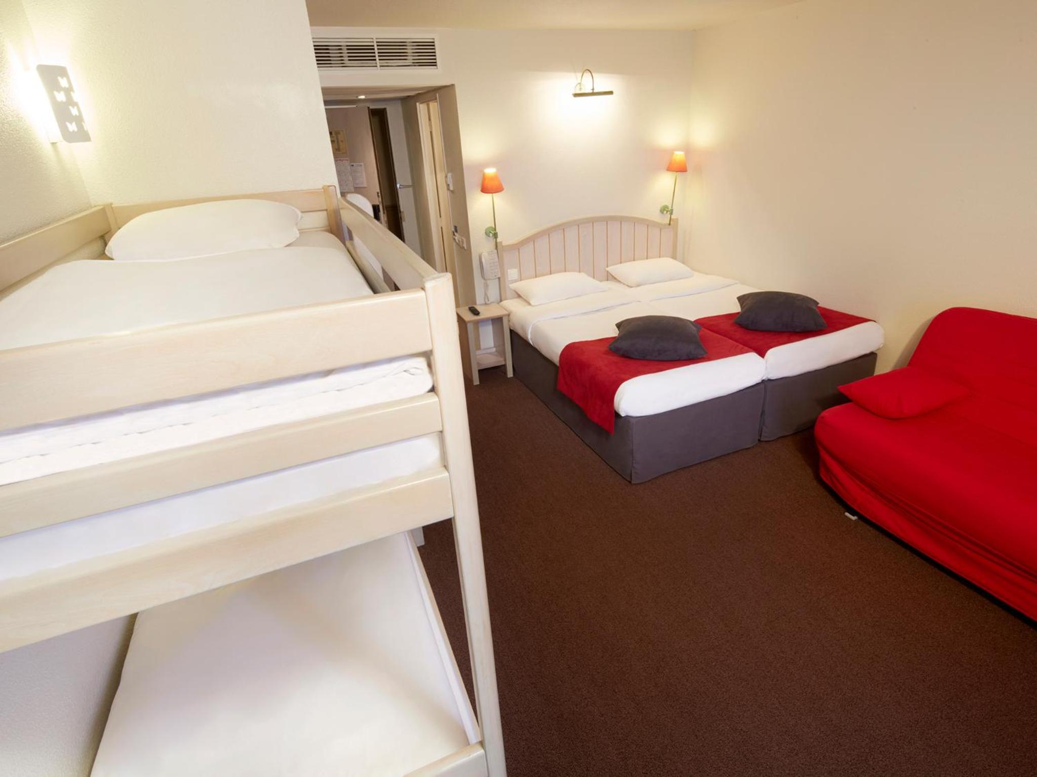 Standard Twin Room with 1 Sofa Bed and 2 Bunk Beds - Photo 4