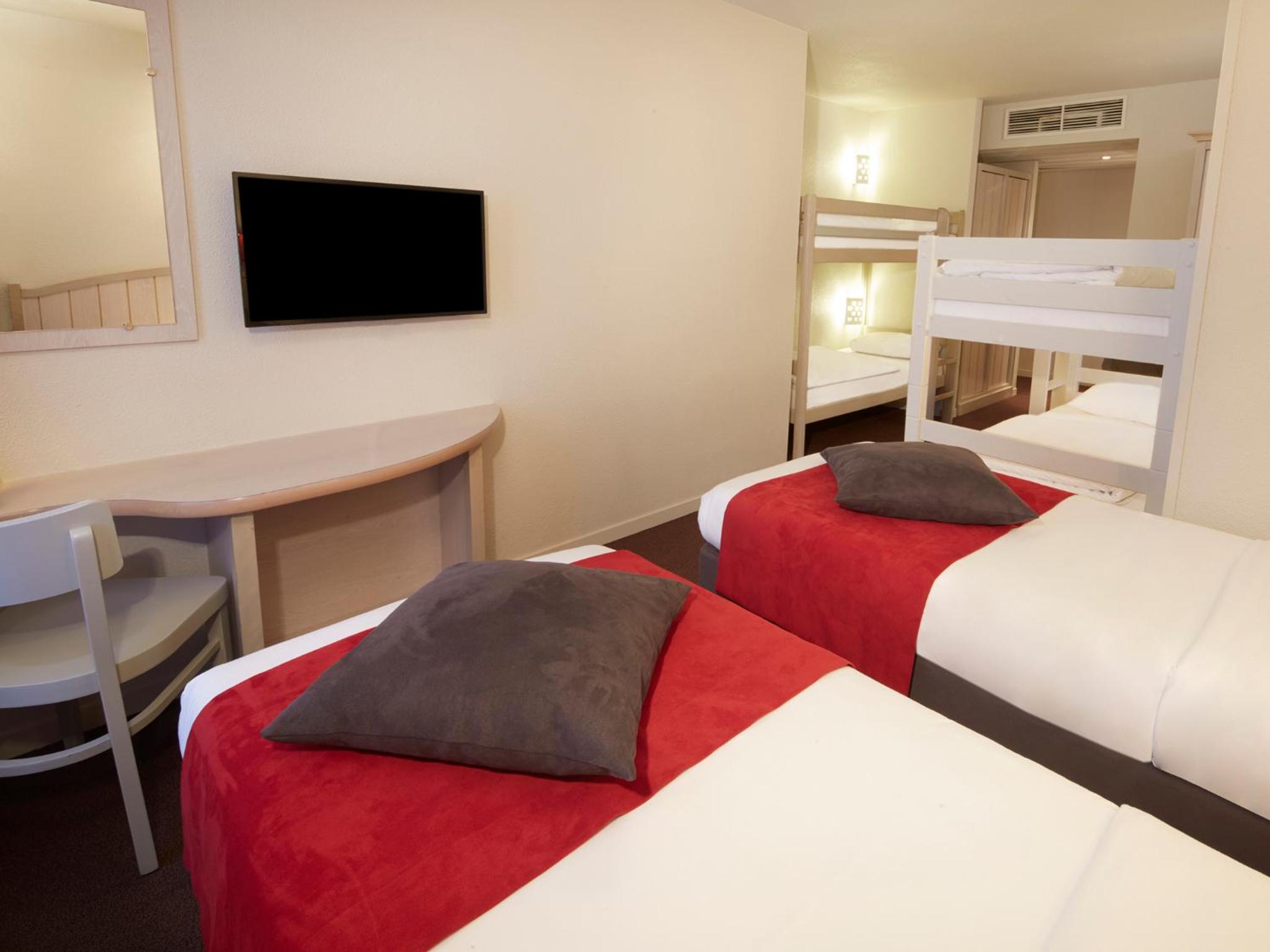 Standard Room with 2 Single Beds and 4 Bunk Beds photo 1
