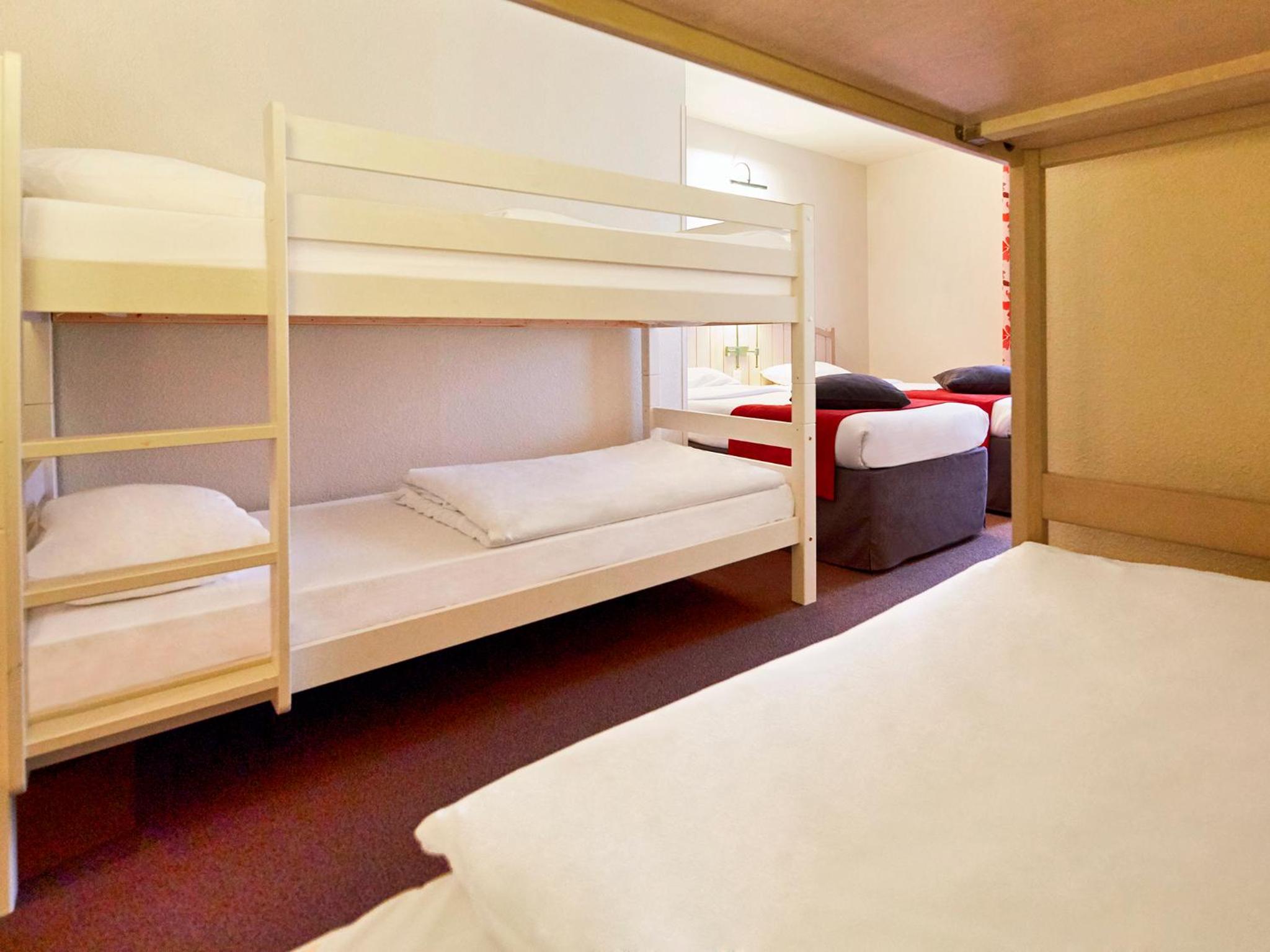 Standard Room with 2 Single Beds and 4 Bunk Beds photo 3