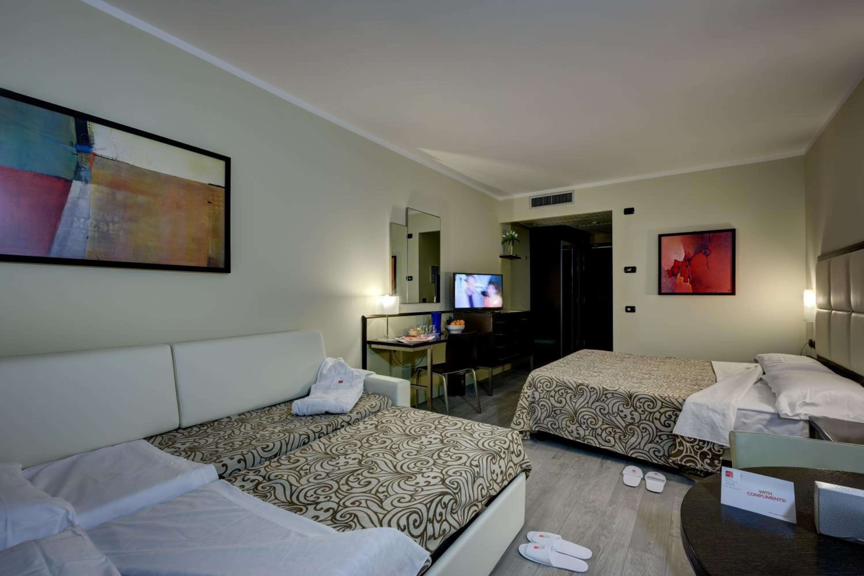 Economy Quadruple Room - Photo 6