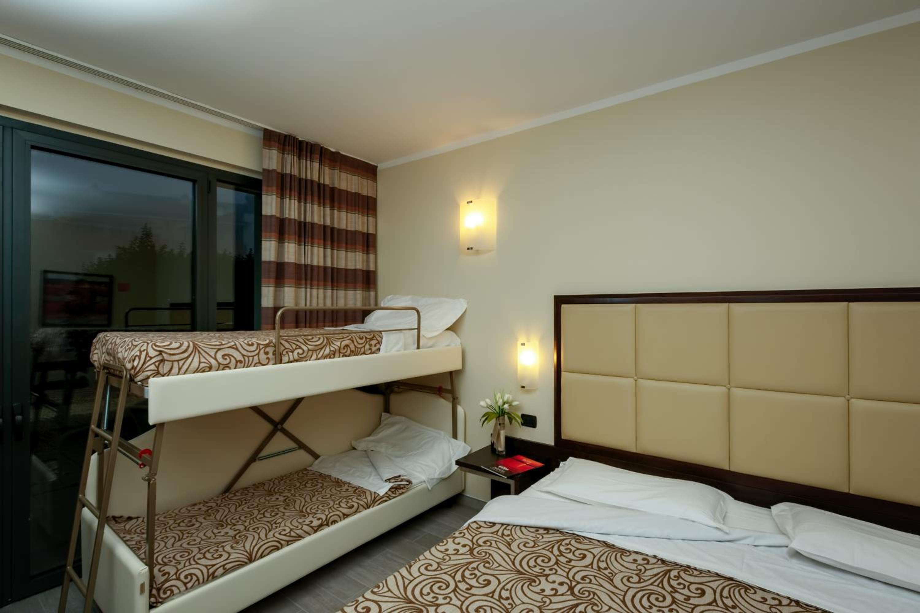 Economy Quadruple Room - Photo 1