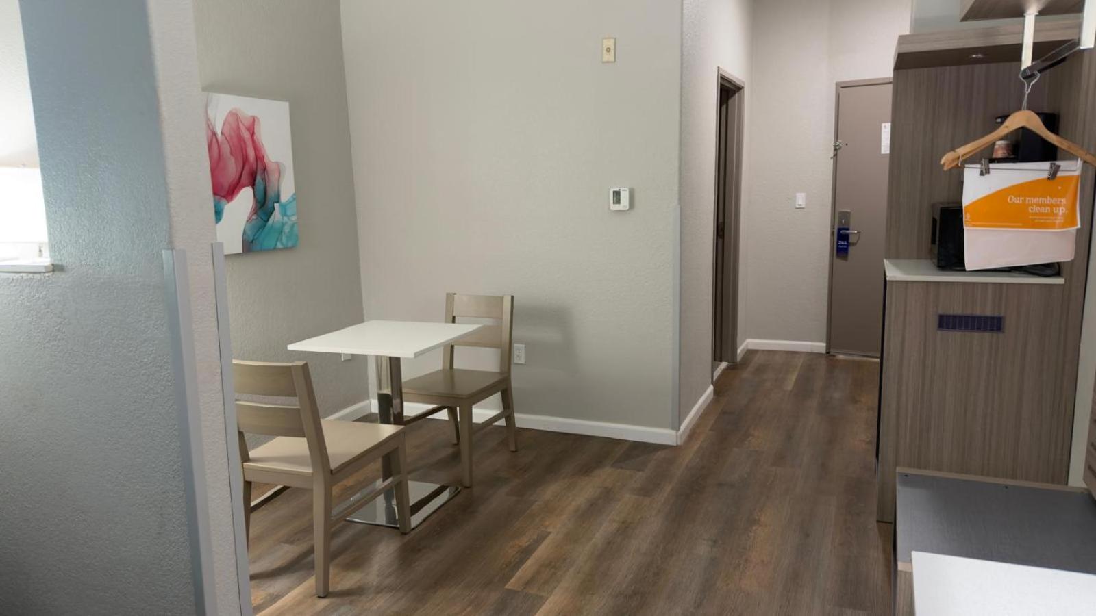 King Room - Non Smoking - Photo 2