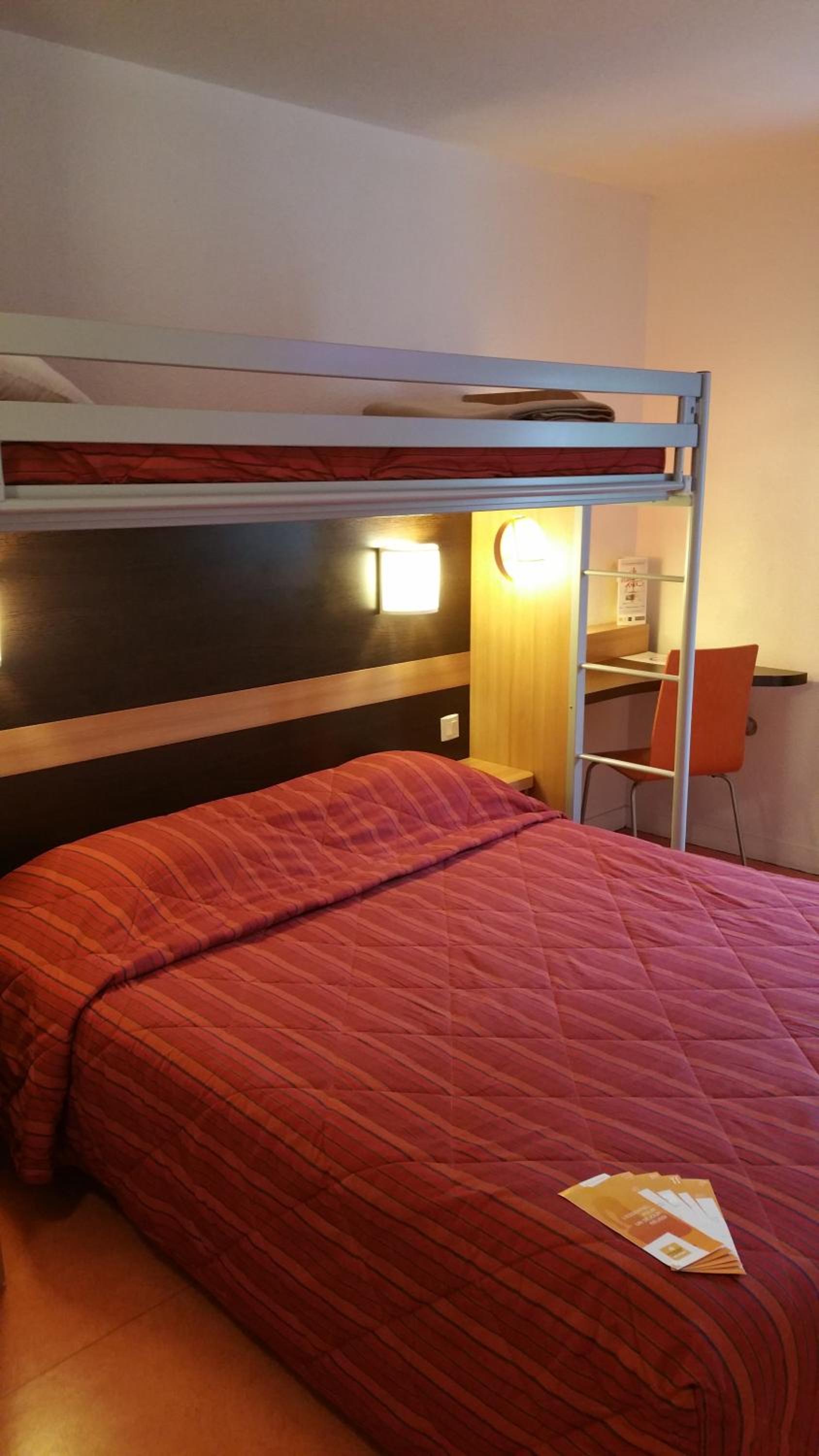 Triple Room (1 Double Bed + 1 Single Bed) - Photo 2