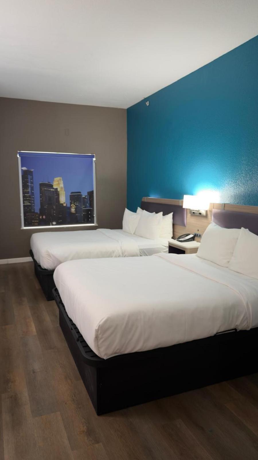 Quadruple Room with Two Queen Beds - Non Smoking - Photo 3