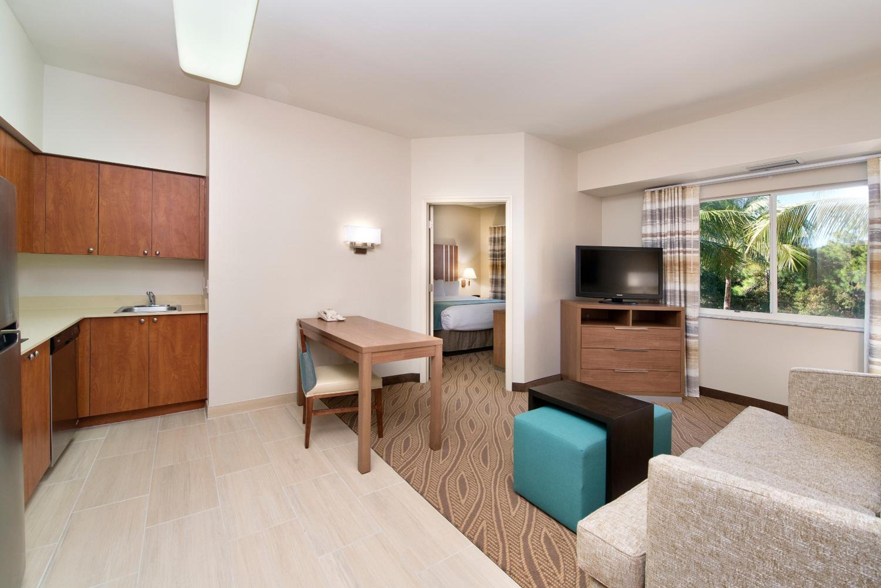 King Room with One King Bed and Bathtub with Grab Bars - Pool View - Accessible - Non-Smoking - Photo 7