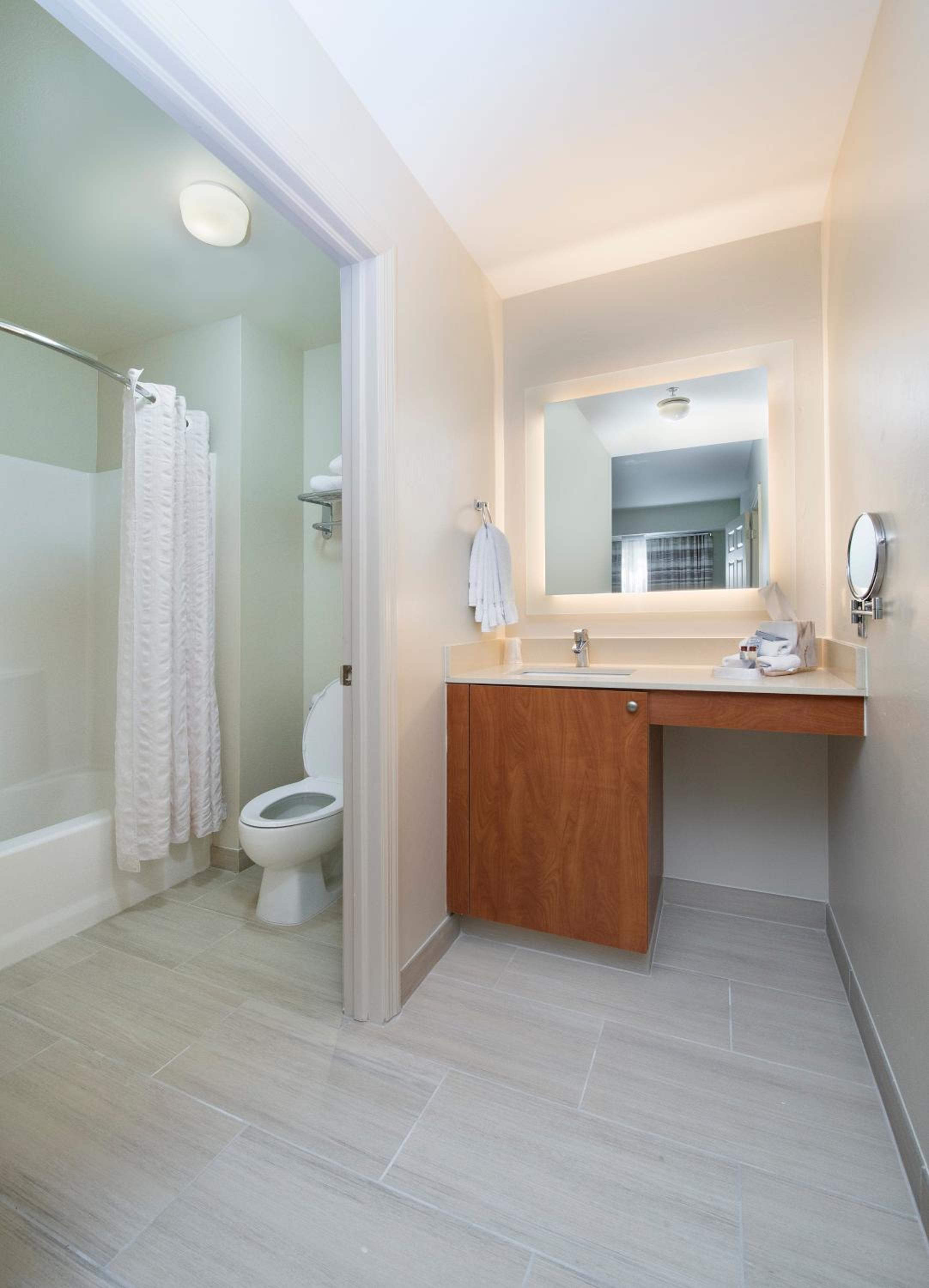 King Suite with One King Bed and Walk-In Shower - Non-Smoking - Photo 5