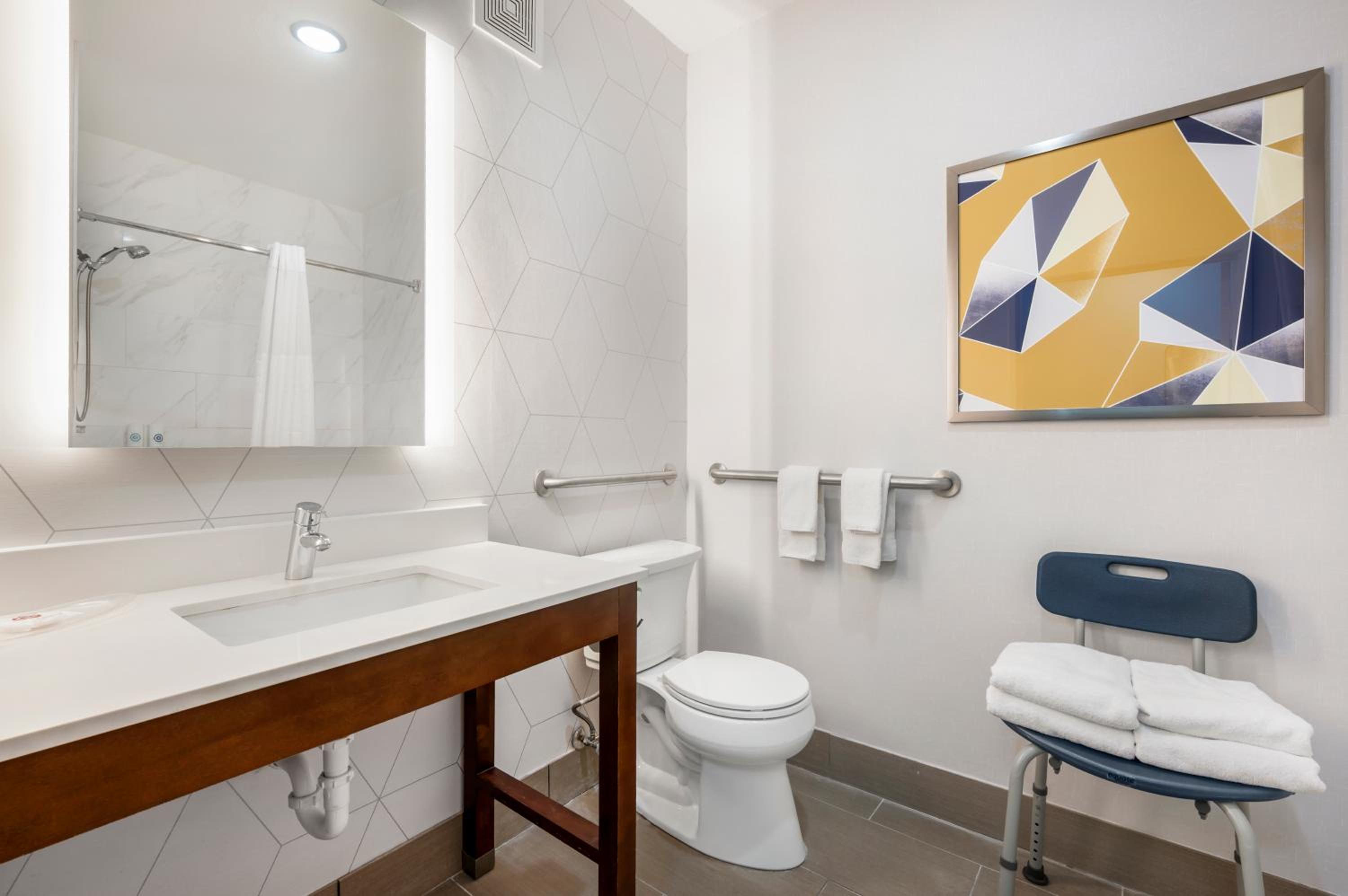 King Suite - Accessible/Non-Smoking - Photo 4