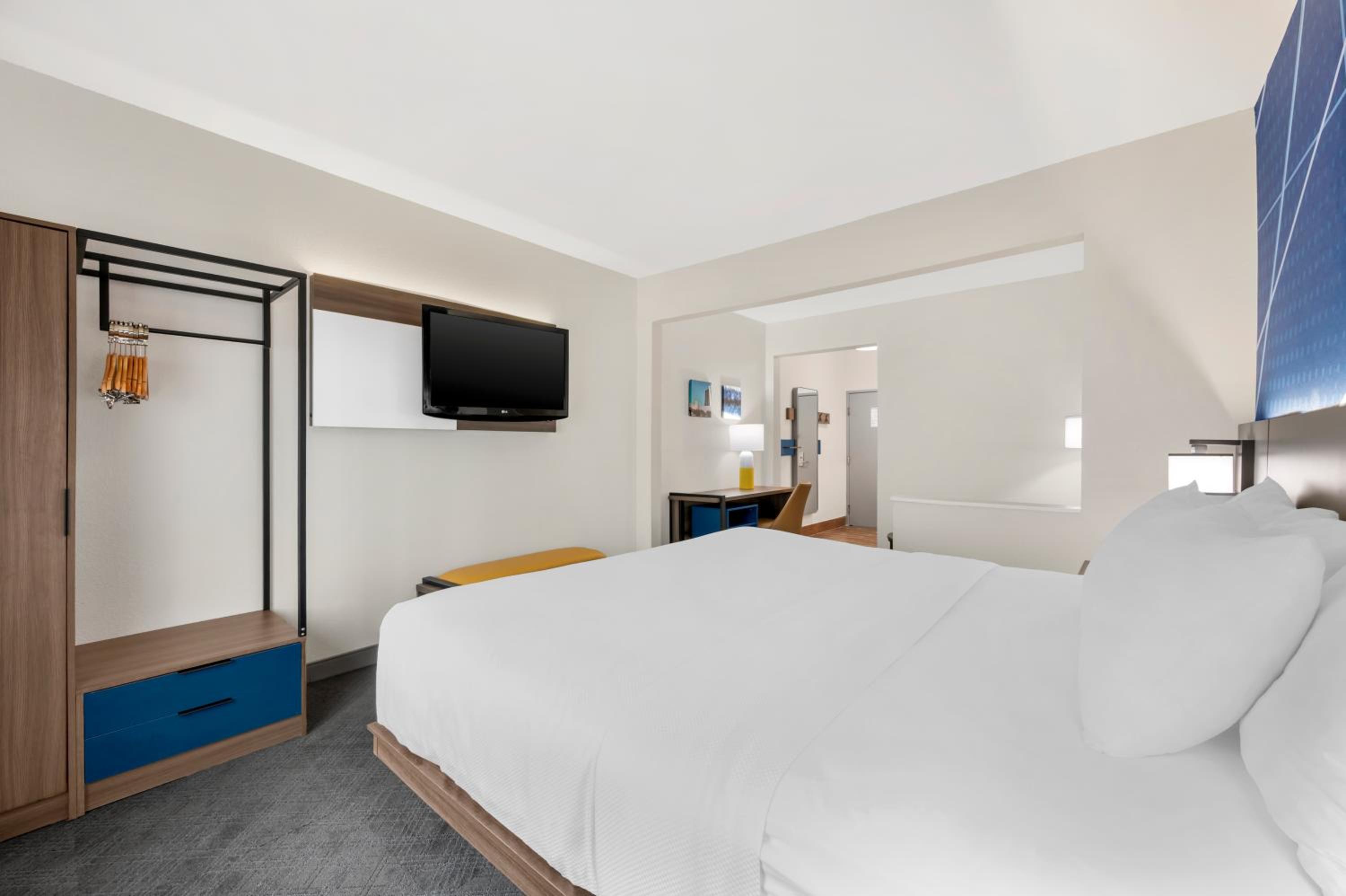 King Suite - Accessible/Non-Smoking - Photo 5