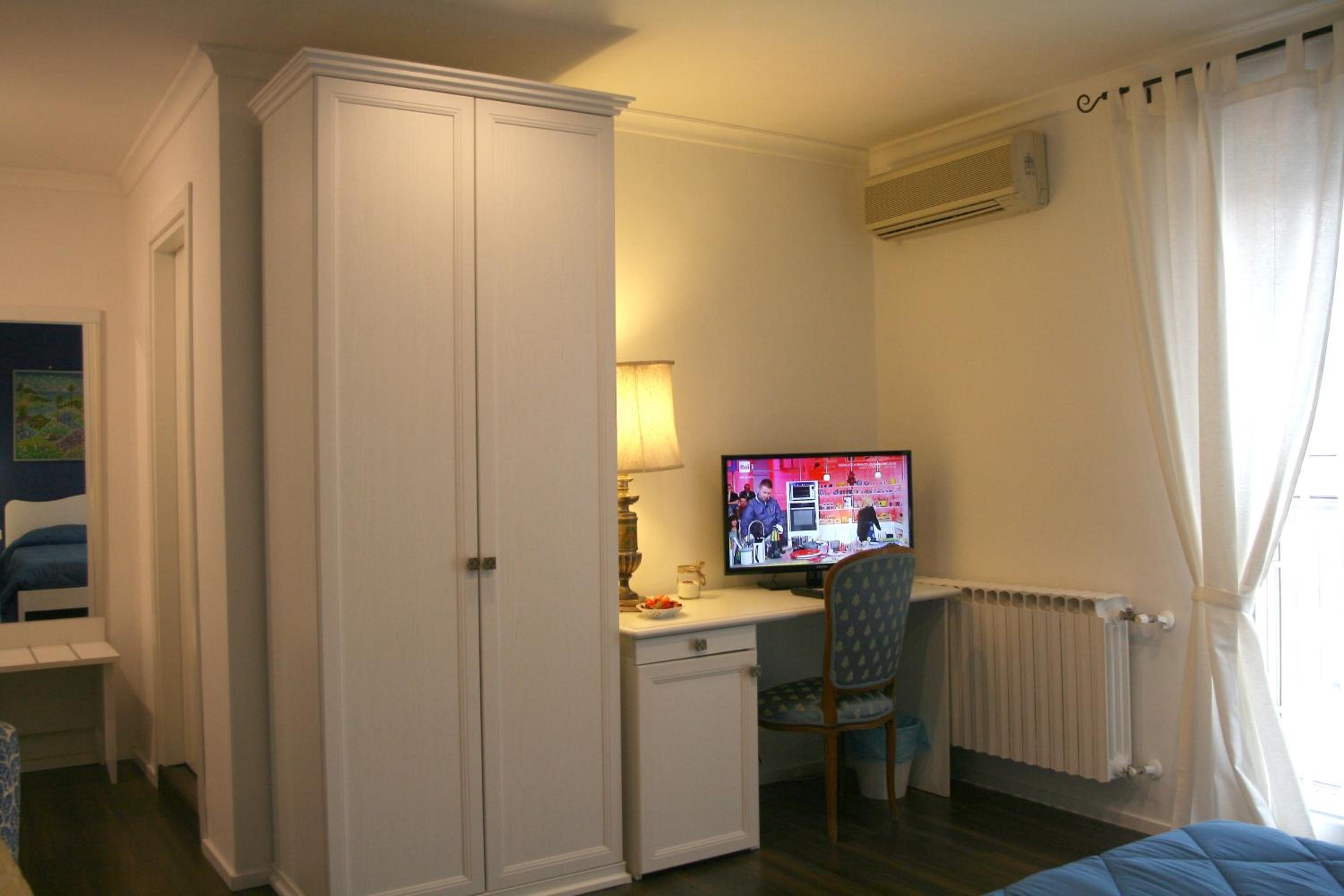Double Room with Balcony - Photo 11