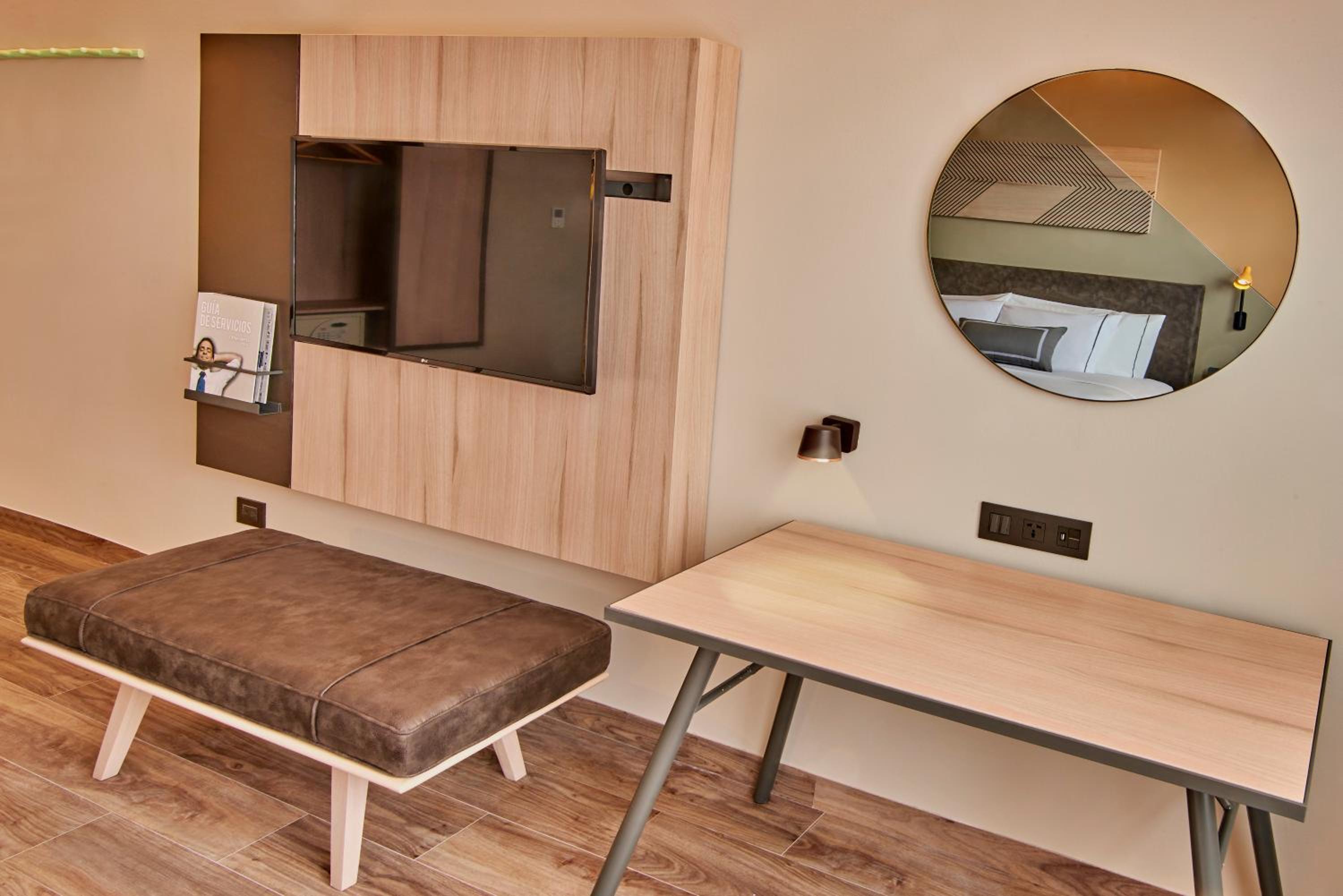 Queen Room with Balcony photo 2