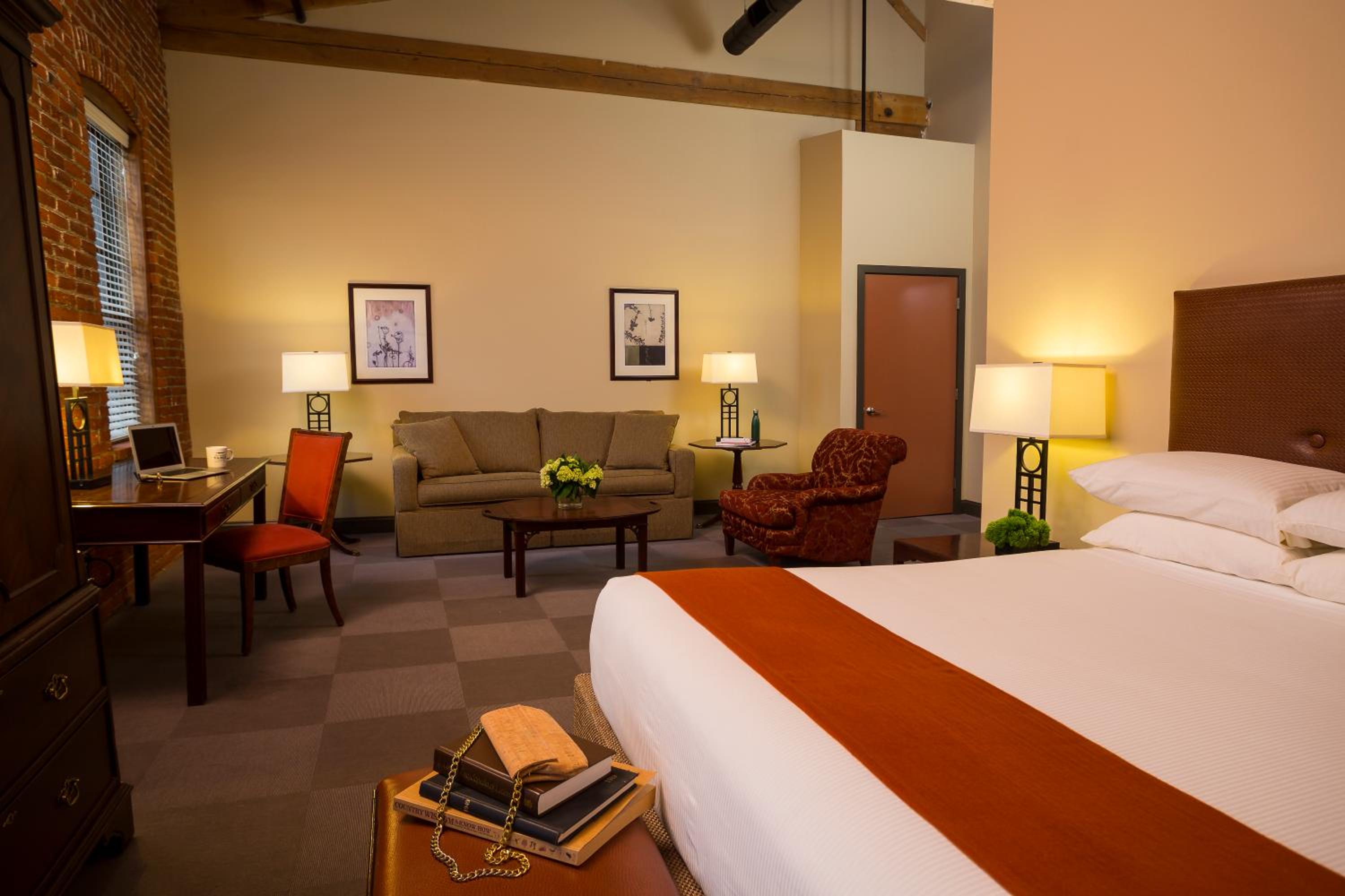 Deluxe King Suite photo 1