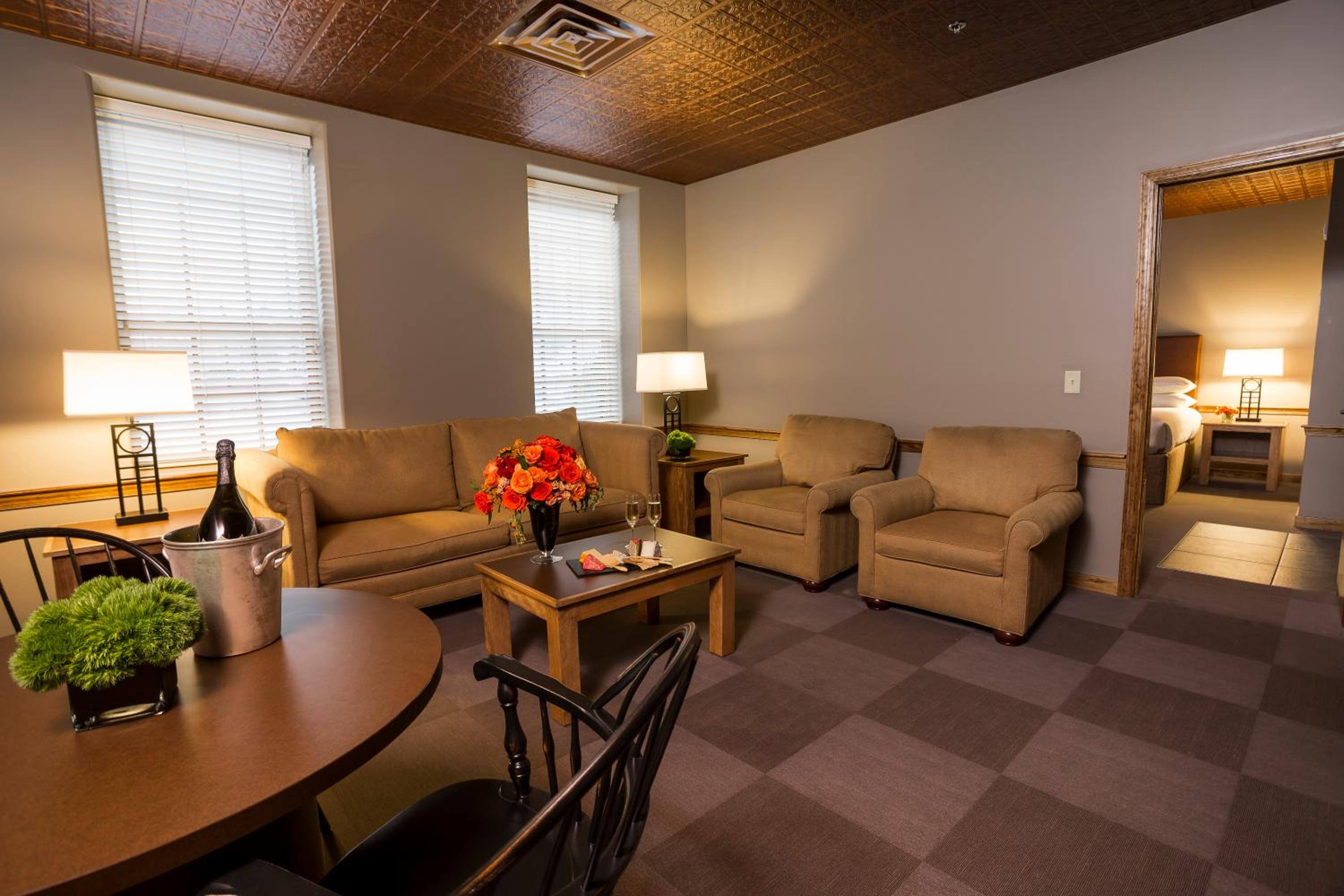 Deluxe King Suite photo 3