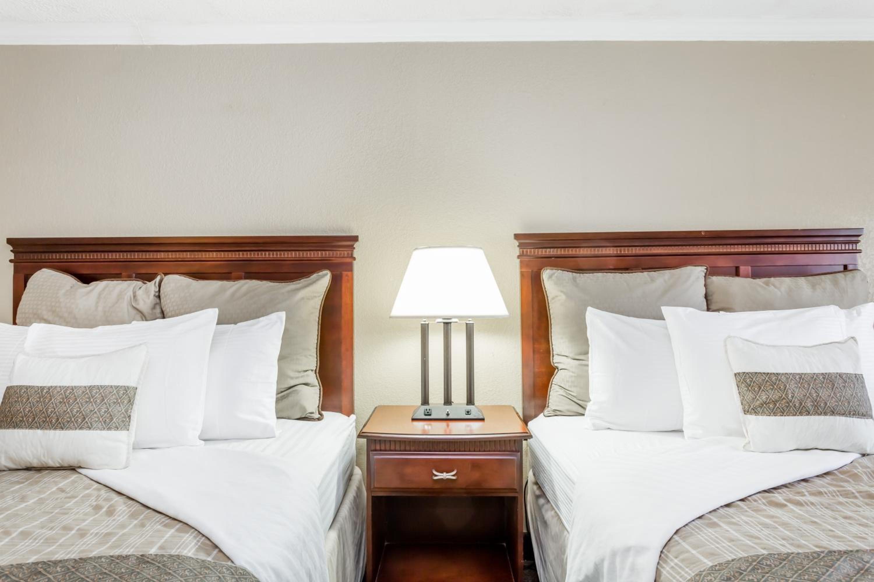 Queen Room with Two Queen Beds - Mobility Access/Non-Smoking photo 3