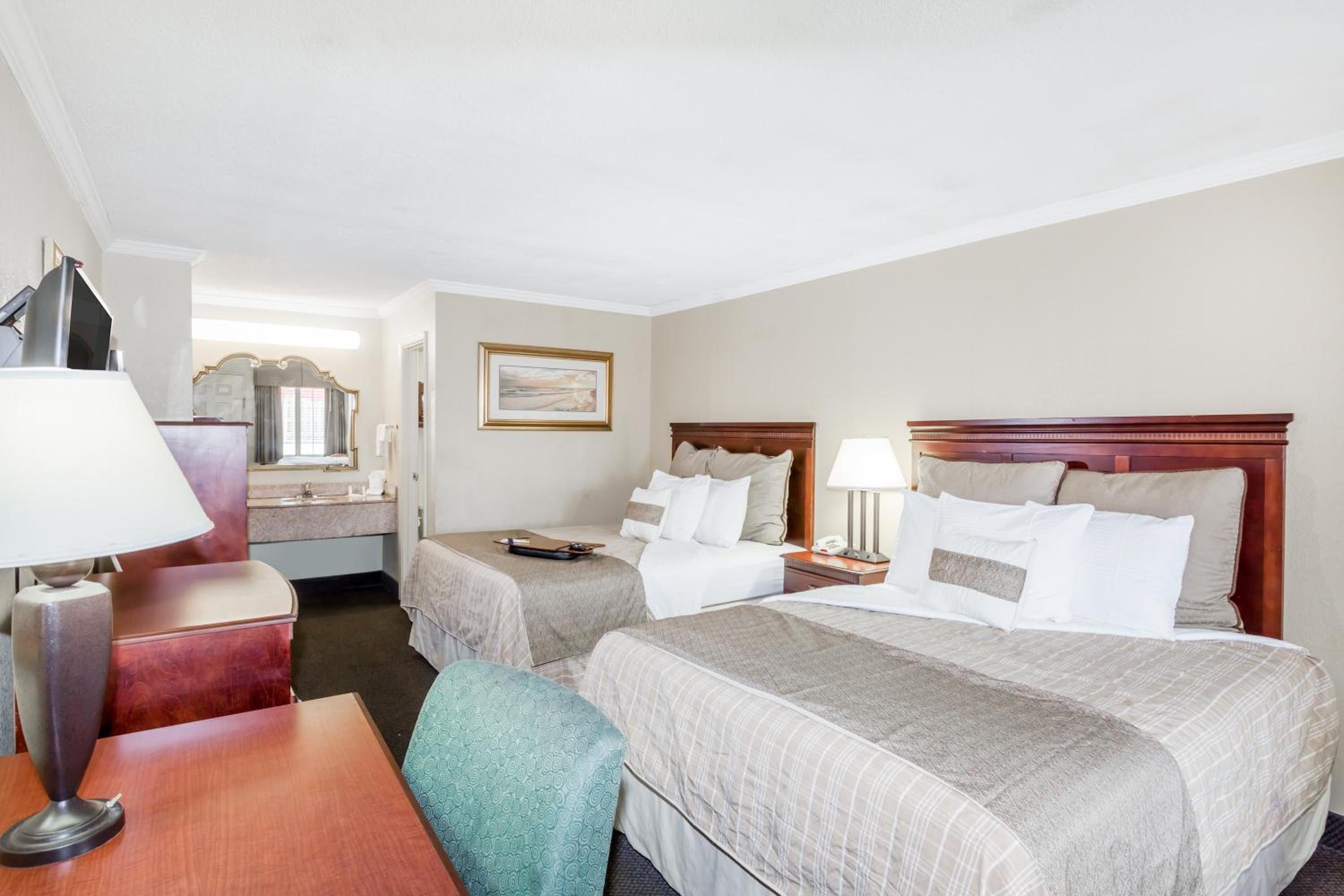2 Queen Beds, Efficiency Room- Non-Smoking photo 2