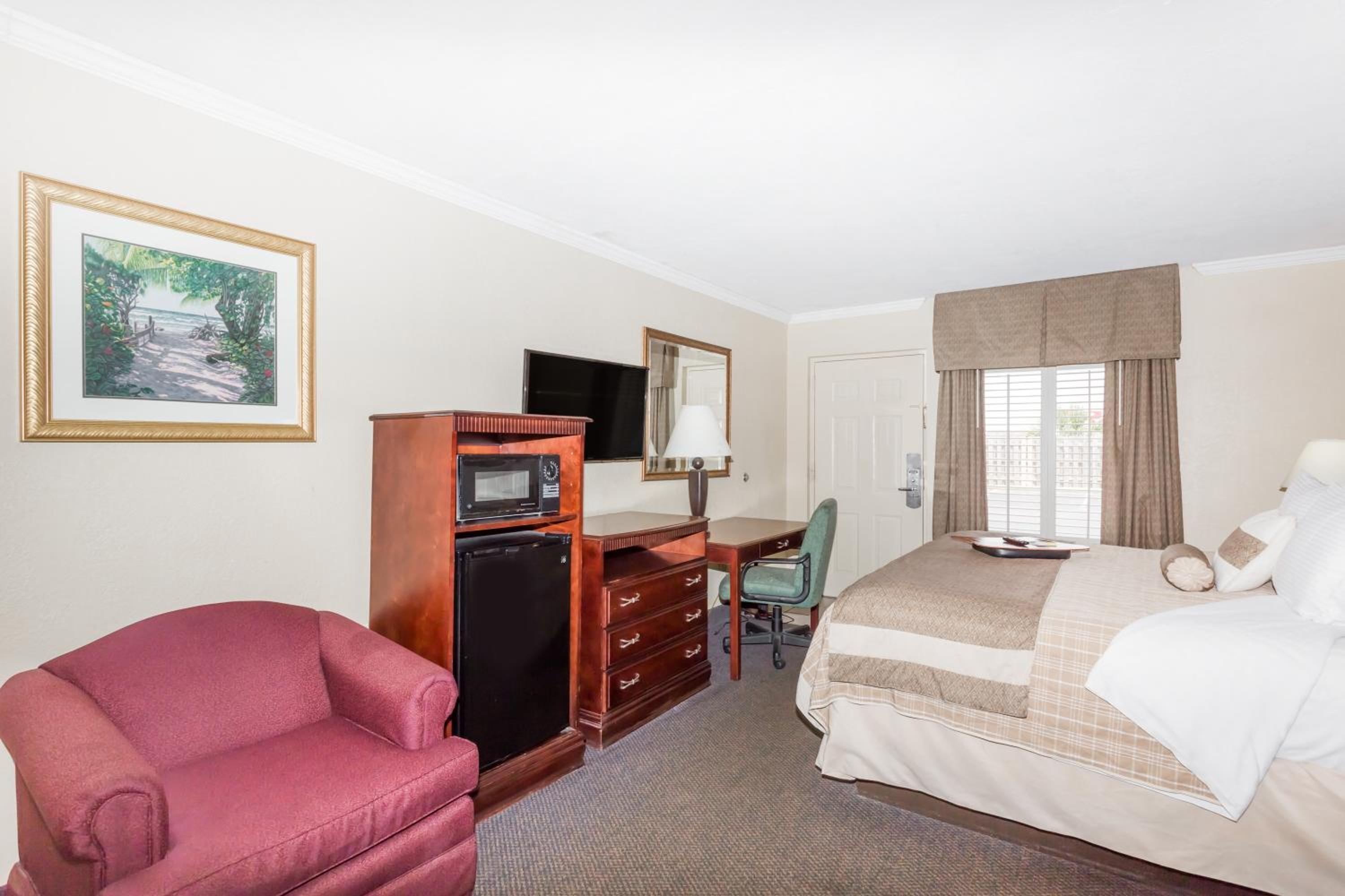 1 King Bed, Studio Suite, Efficiency Room, Non-Smoking photo 2