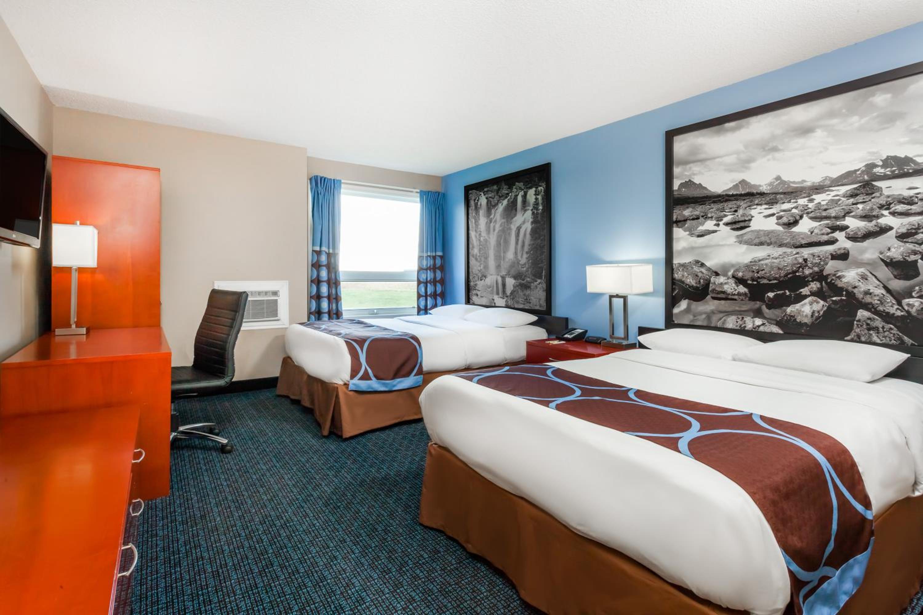 Queen Room with Two Queen Beds - Non-Smoking - Photo 7