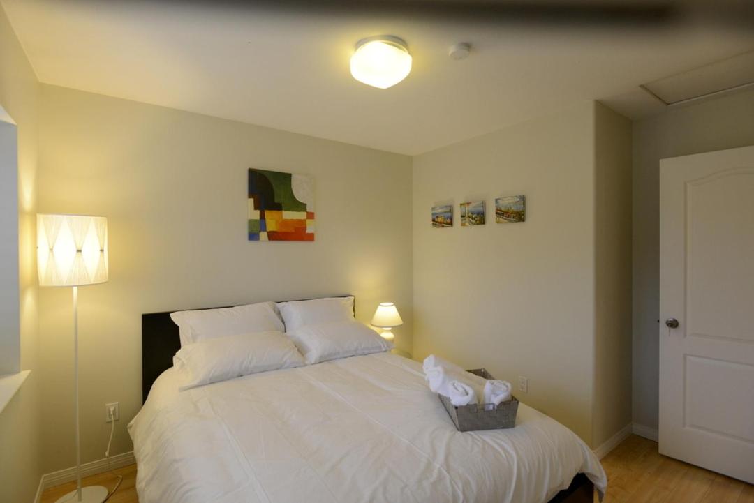 Queen Room with Shared Bathroom photo 2