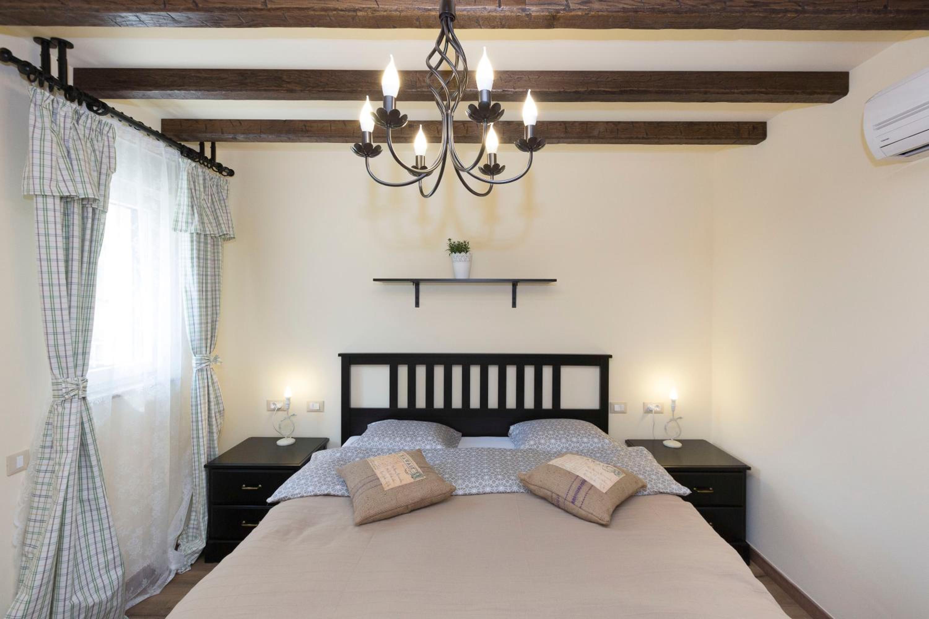 Six-Bedroom House photo 1
