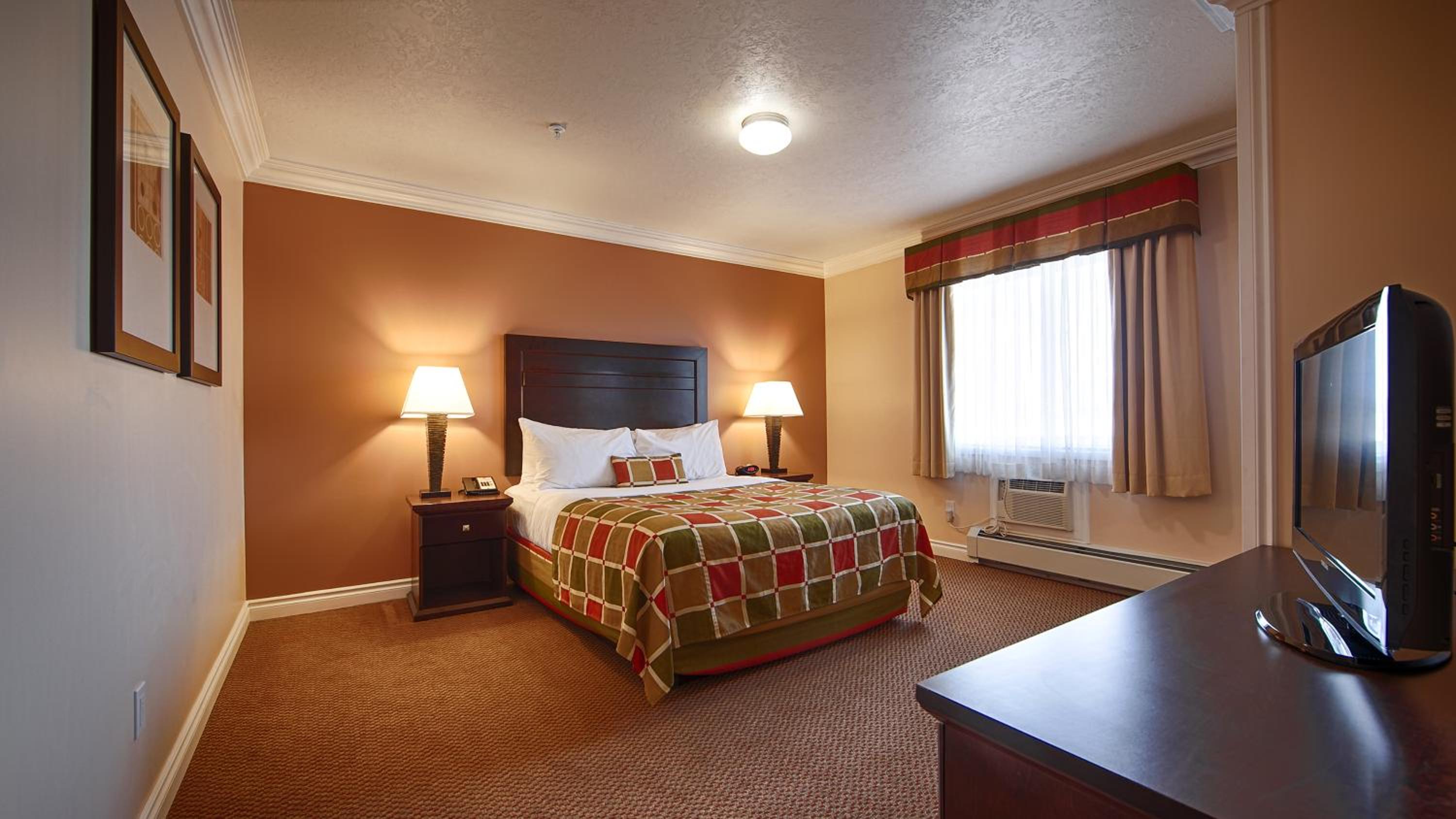 Queen Suite With Sofa Bed - Non-Smoking - Photo 4