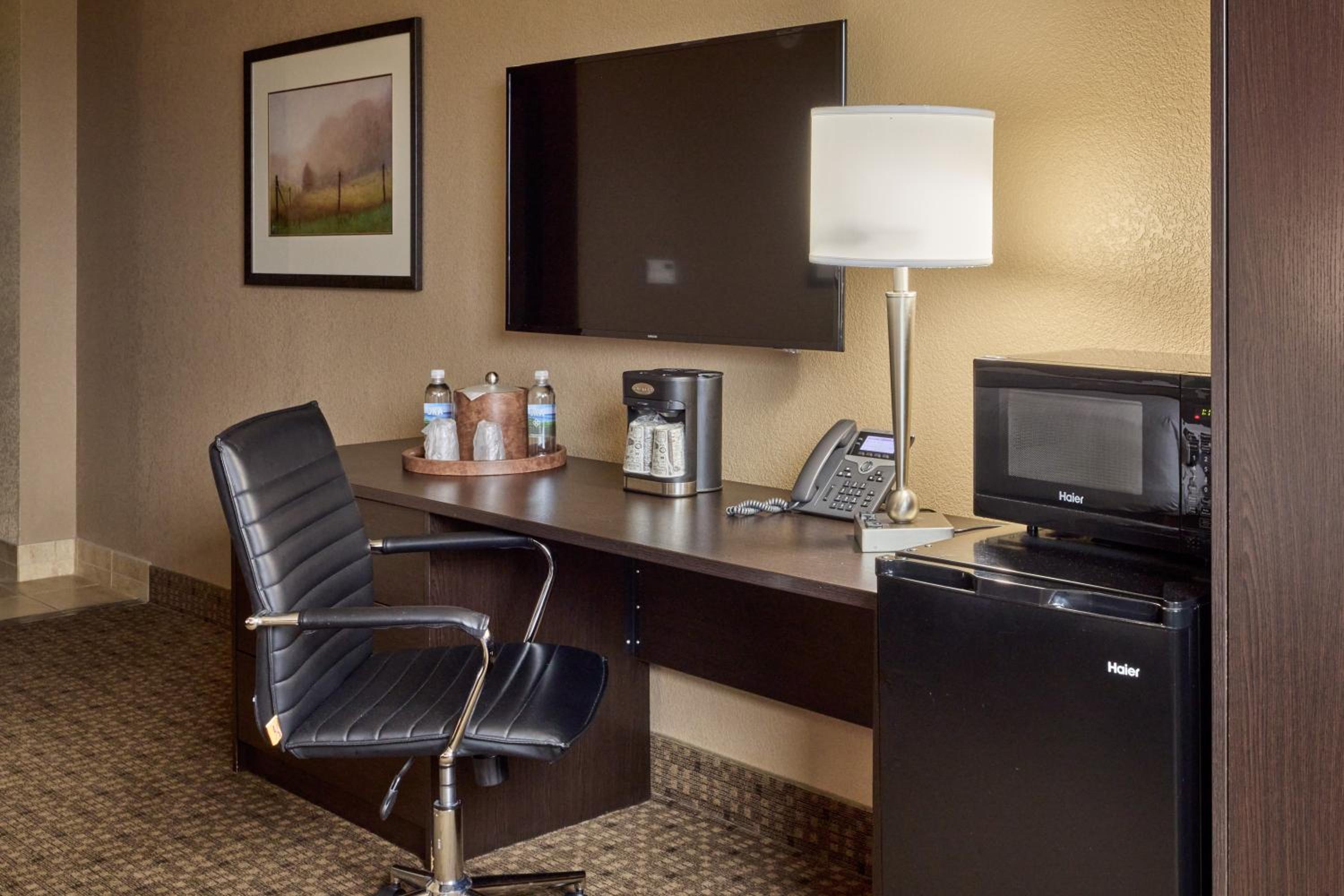 Deluxe King Room with Tub with Grab Bars - Mobility and Hearing Accessible/Non-Smoking photo 3