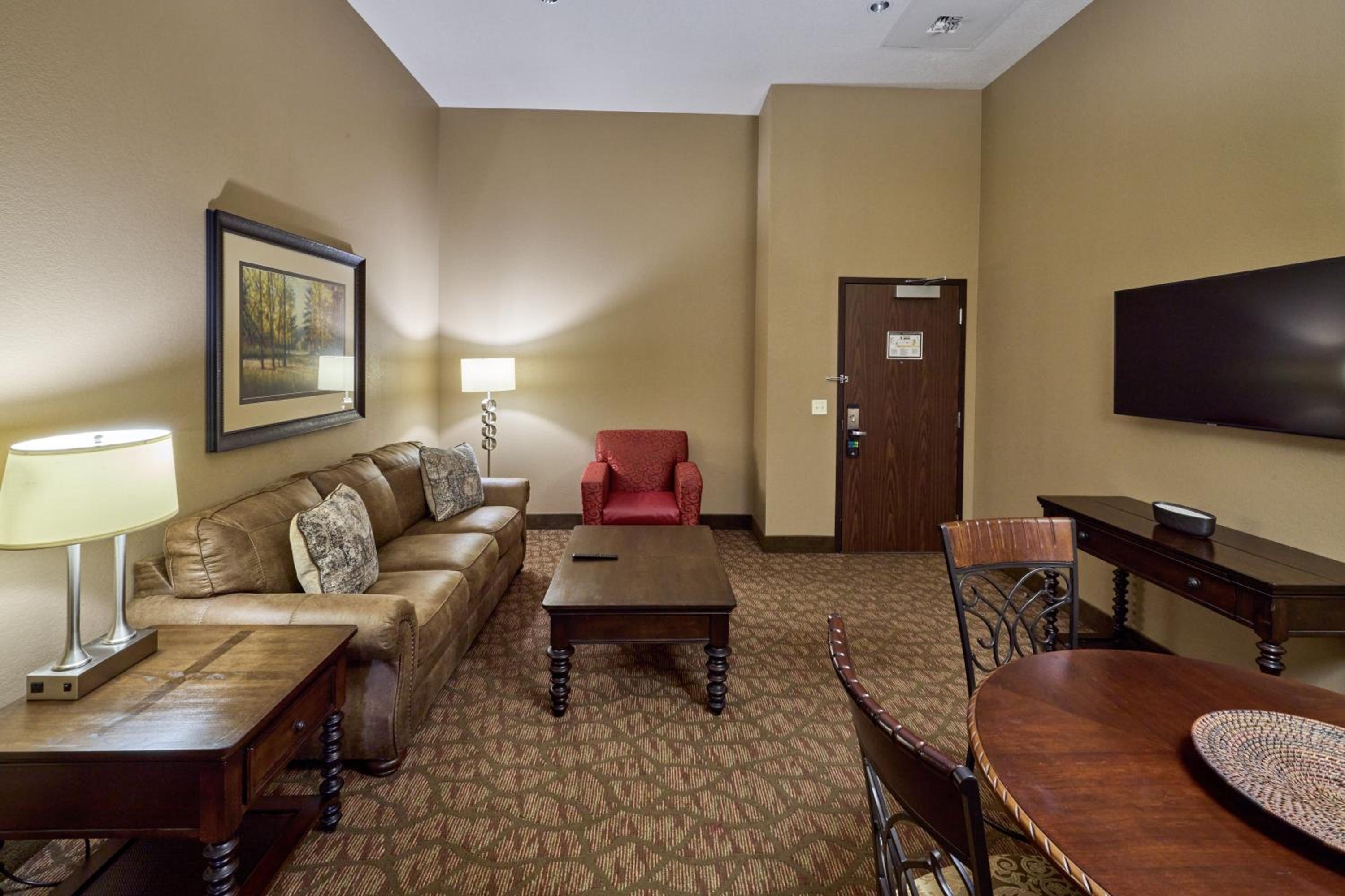 Executive Queen Suite with Two Queen Beds - Non-Smoking photo 3
