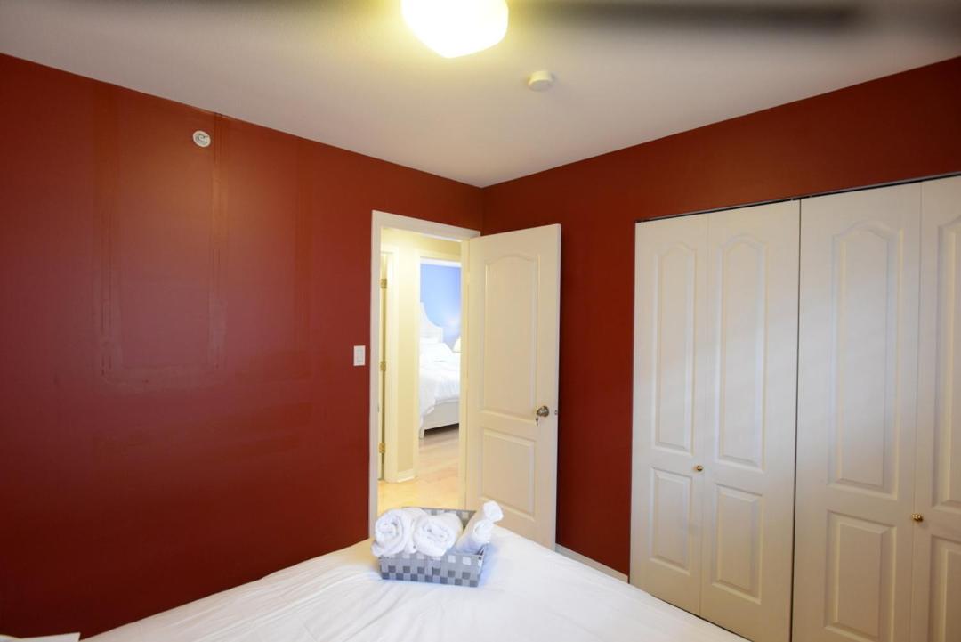 Queen Room with Shared Bathroom photo 3